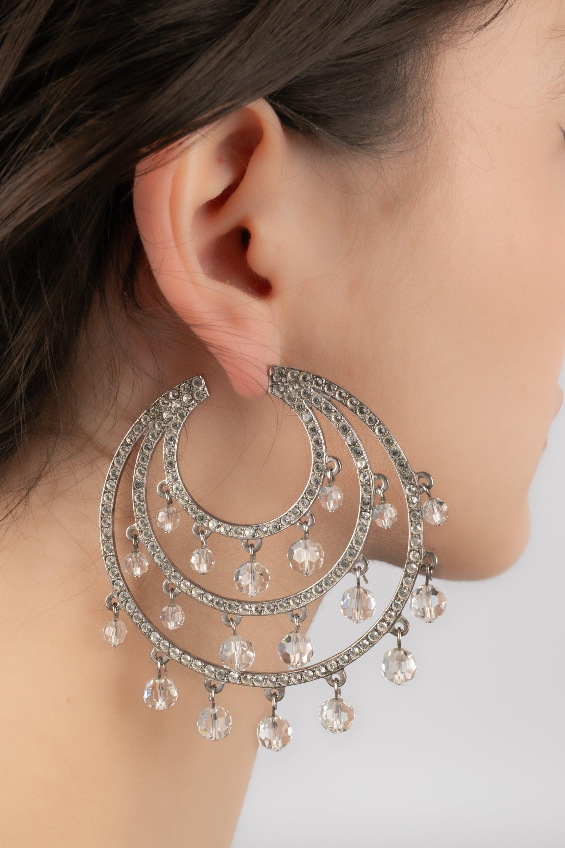 Dior - Silver earrings ornamented with rhinestones and transparent pearls.

Additional information:
Condition: Very good condition
Dimensions: Height: 7.5 cm

Seller Reference: BO24