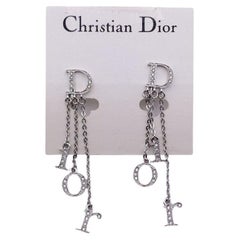Boucles d'oreilles pendantes en métal argenté et cristaux Christian Dior