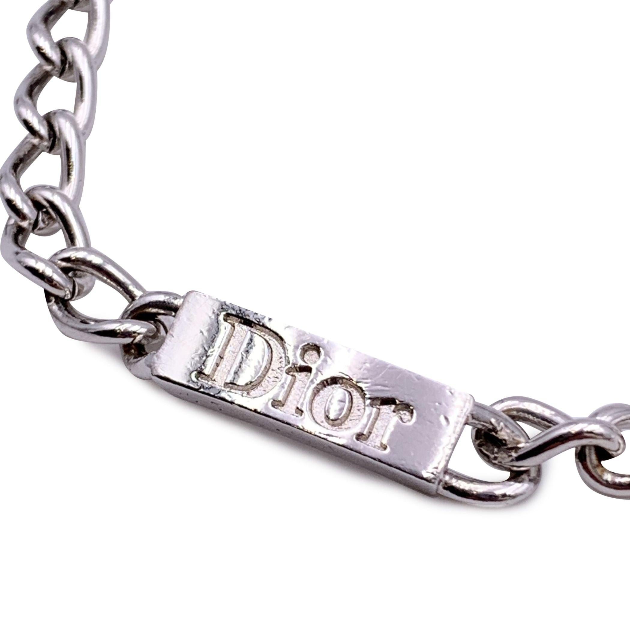 Silbernes Metallarmband im Vintage-Stil von CHRISTIAN DIOR. Mittelstück mit Dior-Logo in der Mitte. Hummerverschluss. Einstellbar. Gesamtlänge: 8,5 Zoll - 21,6 cm. Kleiner CD-Logo-Charme am Ende des Armbands. Zustand A - AUSGEZEICHNET Schonend