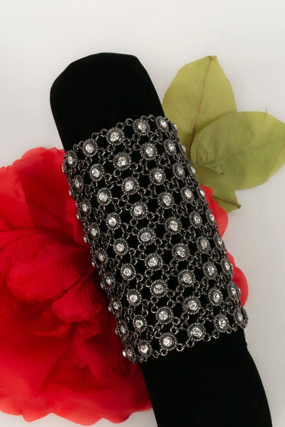 Dior -Silvered metal bracelet paved with rhinestones. Jewel of the 1980's

Additional information:

Dimensions: 
Height: 12 cm 
Width: 21.5 cm

Condition: Very good condition

Seller Ref number: BRA163