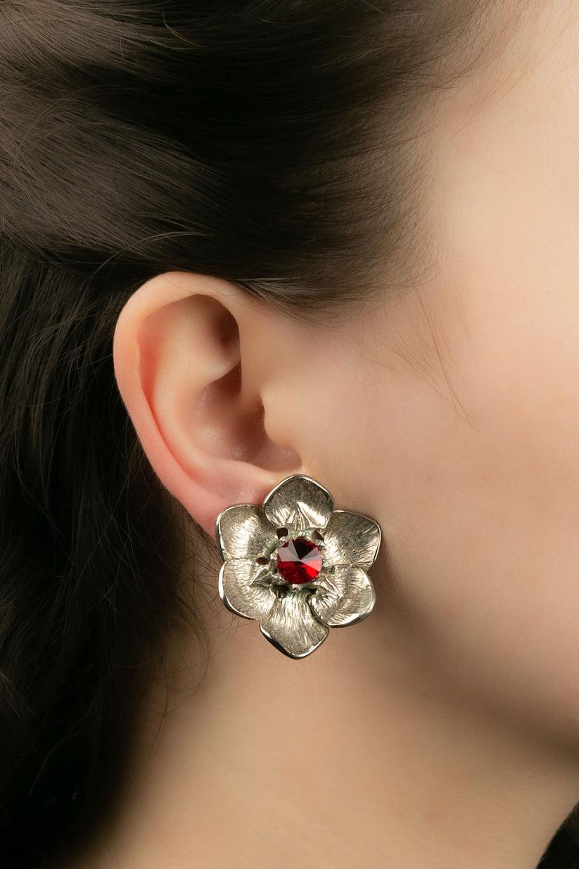 Dior -Silver metal clip earrings featuring a flower centered with a red rhinestone.

Additional information:
Dimensions: 3 W x 3 H cm
Condition: Very good condition
Seller Ref number: BO16