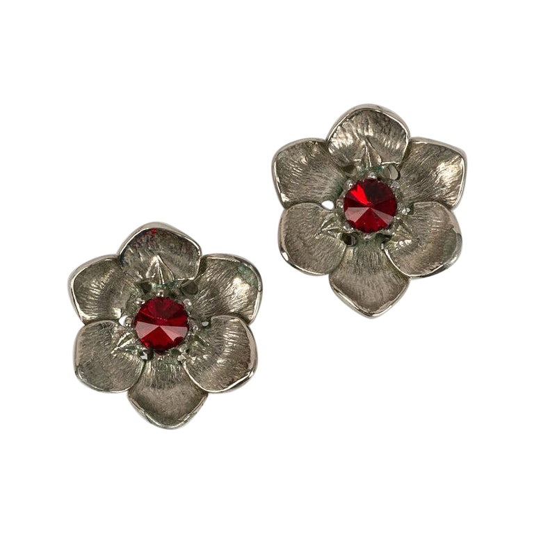 Christian Dior Pendientes "Flor" de metal plateado en venta