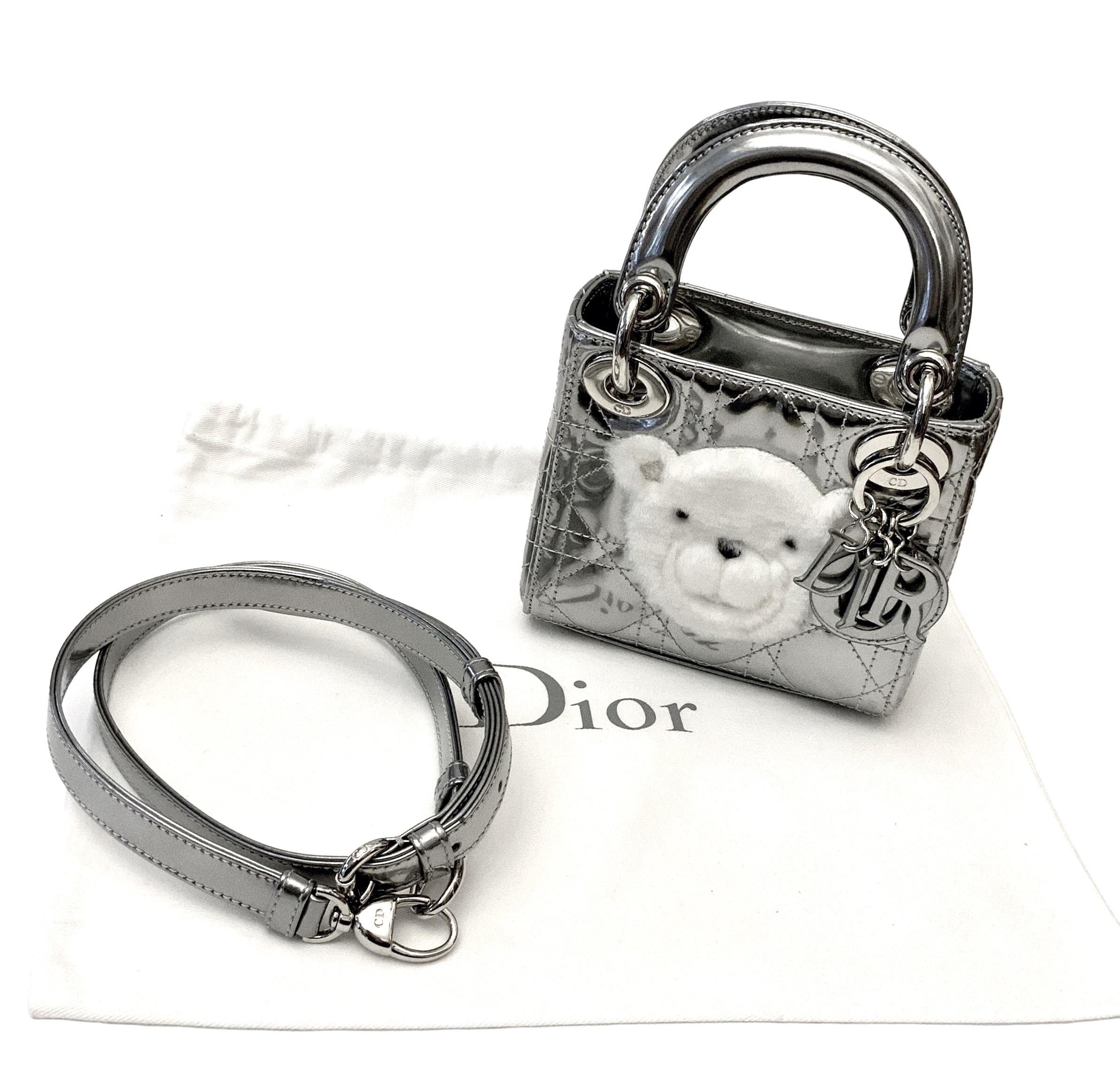 To celebrate half a century of existence of Baby Dior, the house of Christian Dior has imagined and realized a Nano Lady Dior Bag for little hands !
It is crafted in stitched mirror leather with the emblematic 