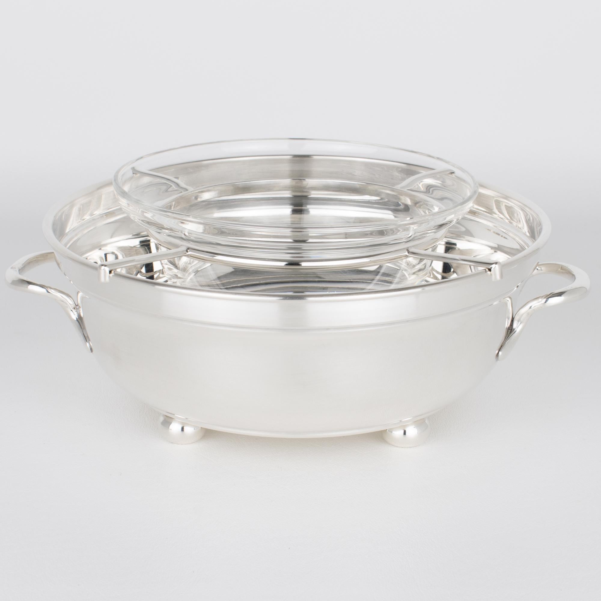 Christian Dior, Parigi, ha disegnato questa squisita ciotola modernista in argento e cristallo per servire il caviale, adatta anche come piatto refrigerante, per la sua Interior Collection. Questo raro pezzo è stato meticolosamente realizzato in