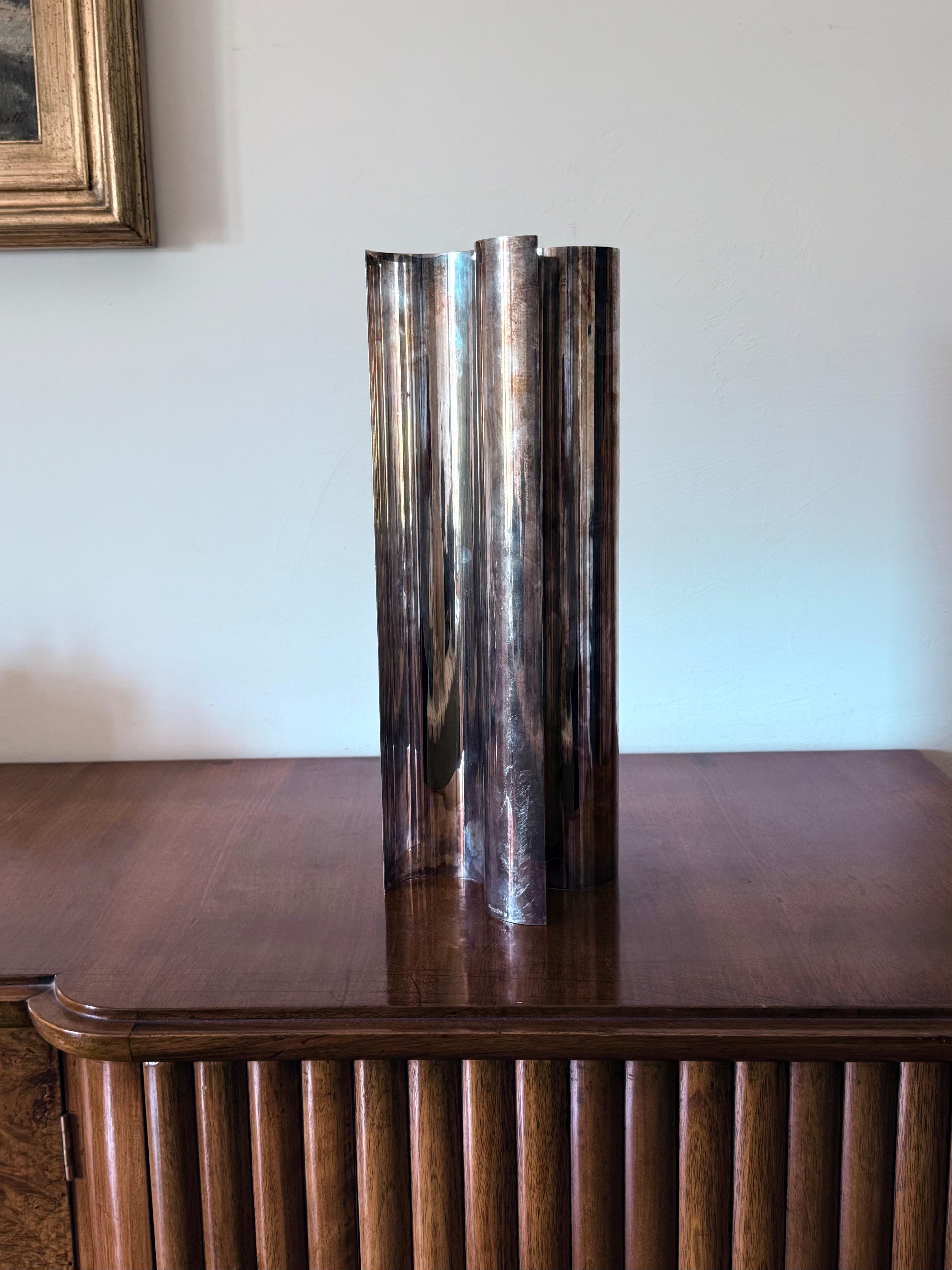 Rare silver-plated solifleur sculptural vase

Christian Dior, France 1980s

engraved mark

41 cm H /  16 cm diam.

Conditions: excellent consistent with age and use. Wonderful patina.