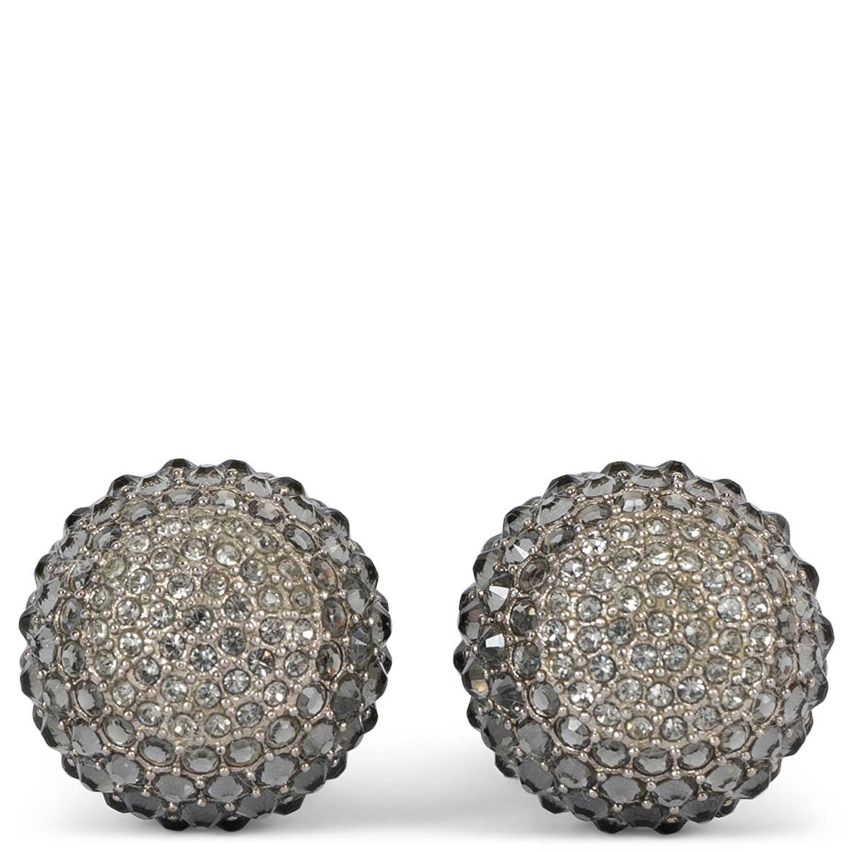 Boucles d'oreilles Christian Dior Tribales 100% authentiques en cristal gunmetal incrusté et fausses perles roses. Ils ont été portés et sont en excellent état. 

Toutes nos annonces comprennent uniquement l'article listé, sauf indication contraire