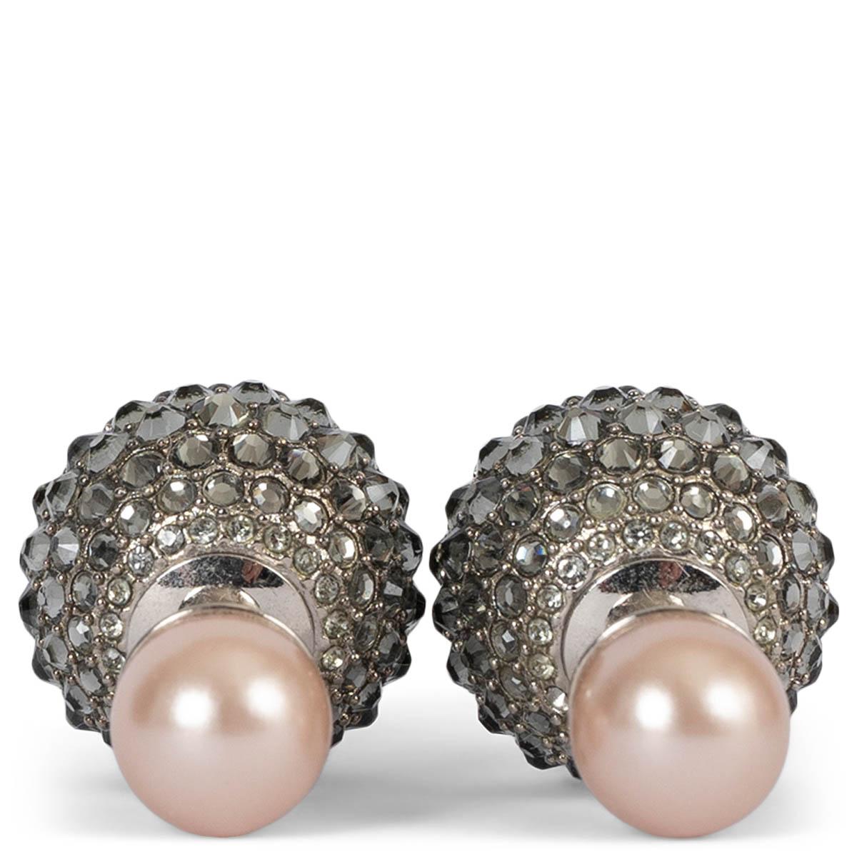 CHRISTIAN DIOR, boucles d'oreilles tribales en cristal et perles de couleur argent en vente 1