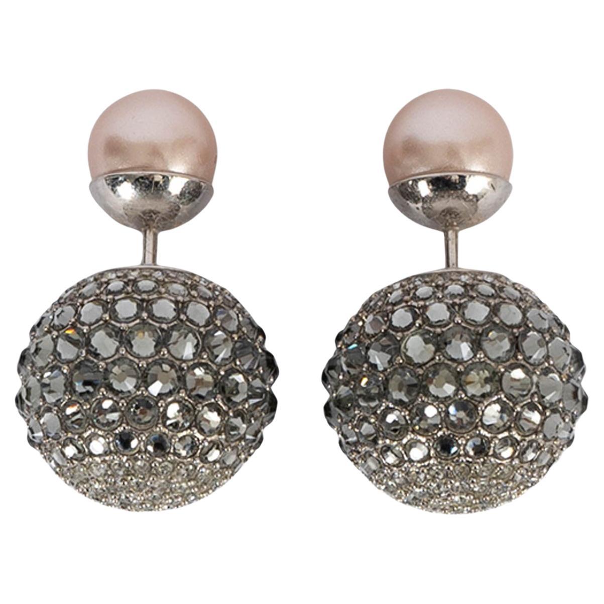 CHRISTIAN DIOR, boucles d'oreilles tribales en cristal et perles de couleur argent