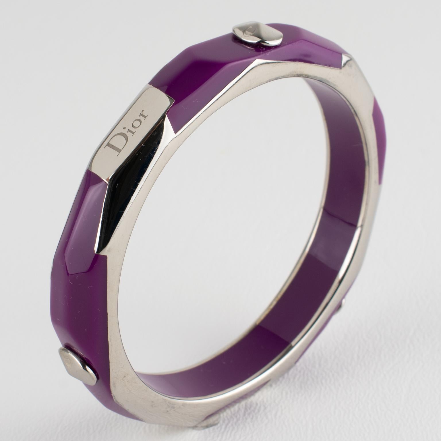 Pulsera brazalete Christian Dior de metal plateado y resina púrpura ciruela Moderno en venta