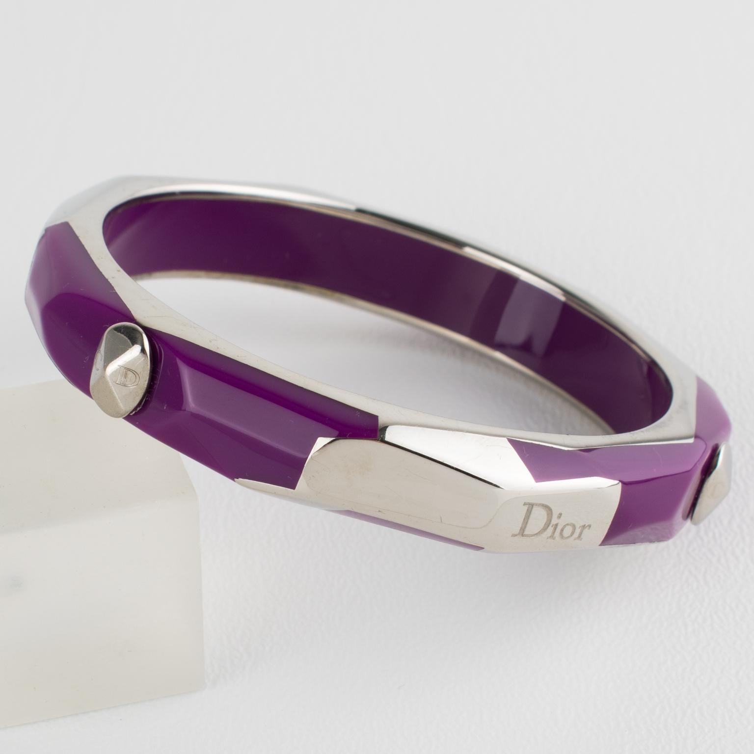 Femenino o masculino Pulsera brazalete Christian Dior de metal plateado y resina púrpura ciruela en venta