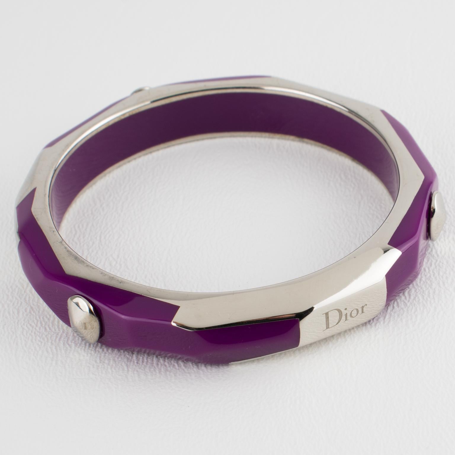 Pulsera brazalete Christian Dior de metal plateado y resina púrpura ciruela en venta 1