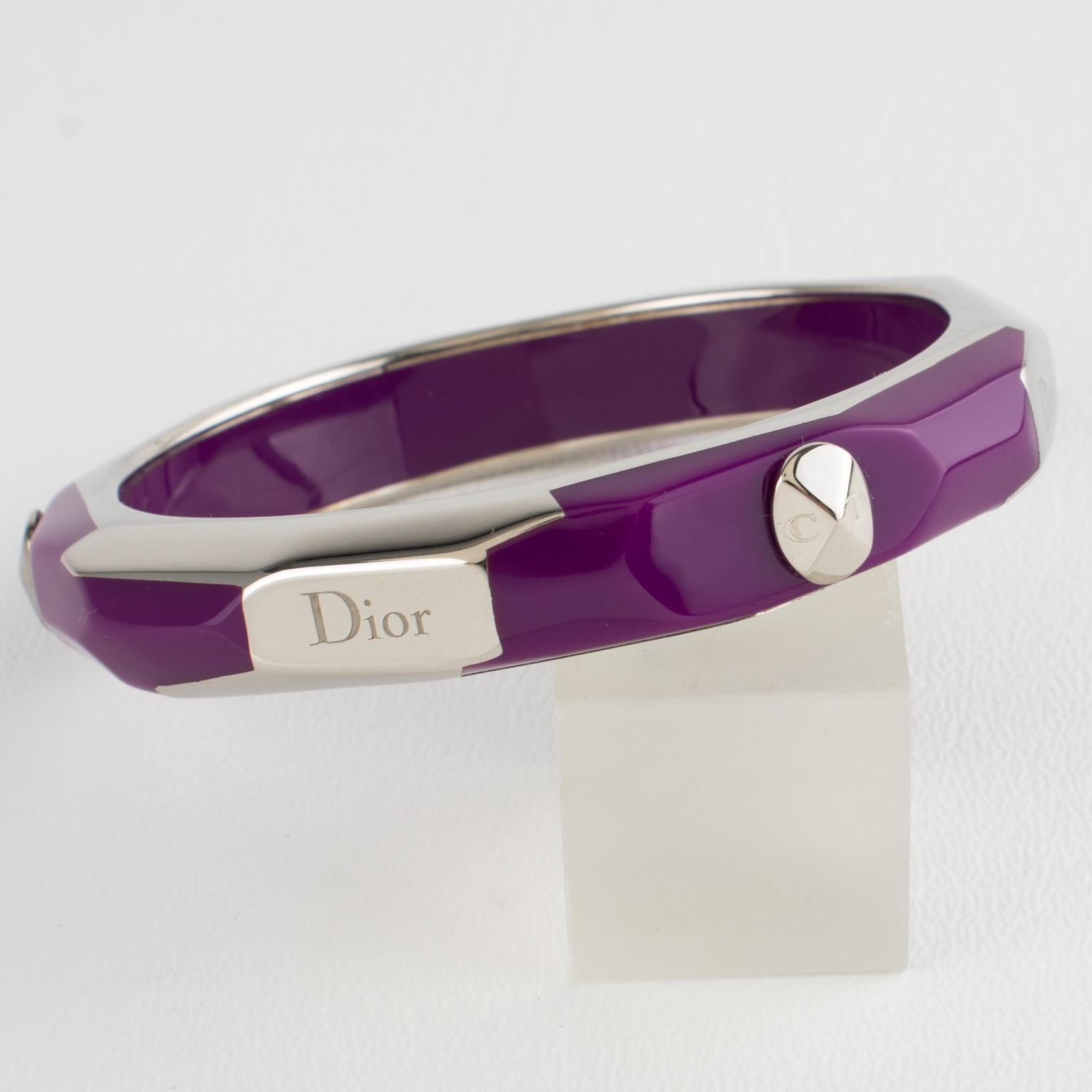 Pulsera brazalete Christian Dior de metal plateado y resina púrpura ciruela en venta 2