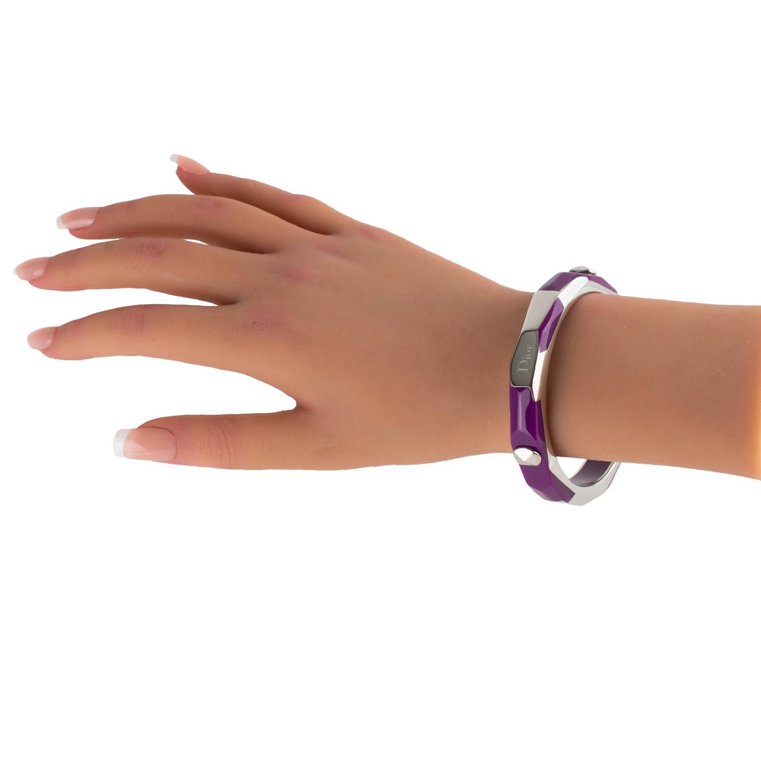 Pulsera brazalete Christian Dior de metal plateado y resina púrpura ciruela en venta 3