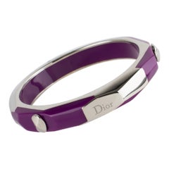 Pulsera brazalete Christian Dior de metal plateado y resina púrpura ciruela