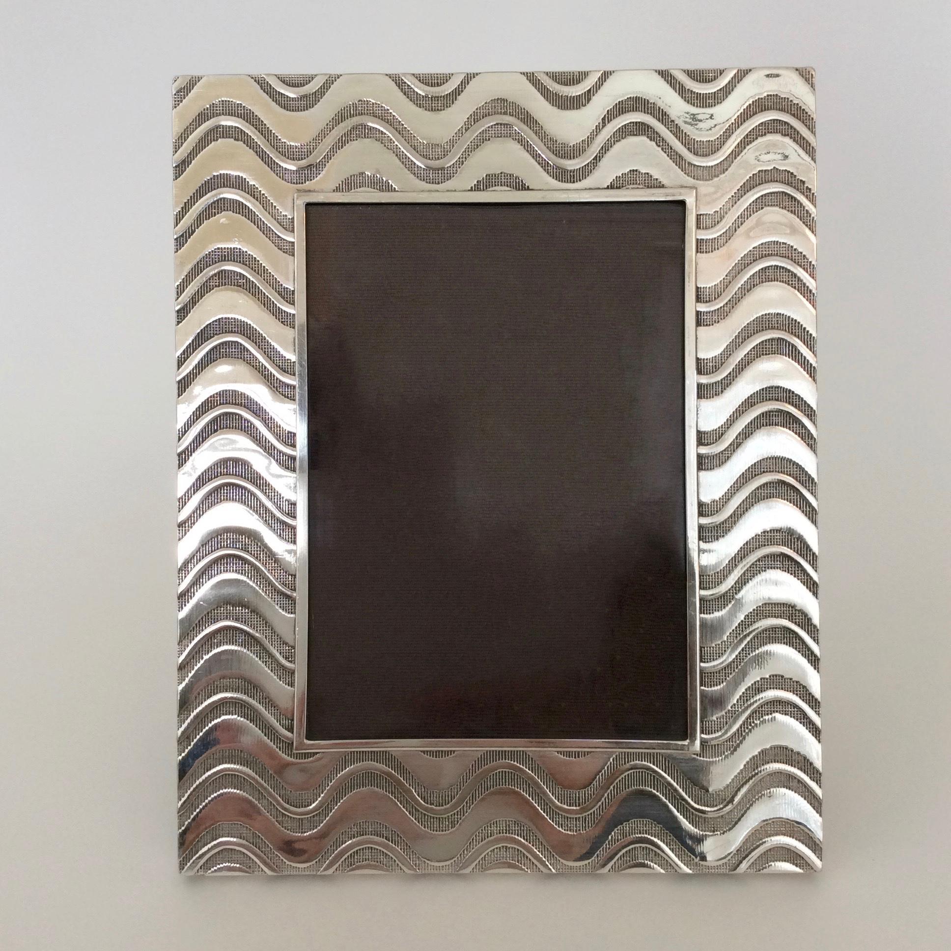 Nice Christian Dior picture frame, circa 1970, France.
Silvered metal, glass.
Dimensions: 20 cm H, 16 cm W, 2 cm D.
Good condition.
We ship worldwide
 






Style GUCCI, DIOR, Louis Vuitton,...
