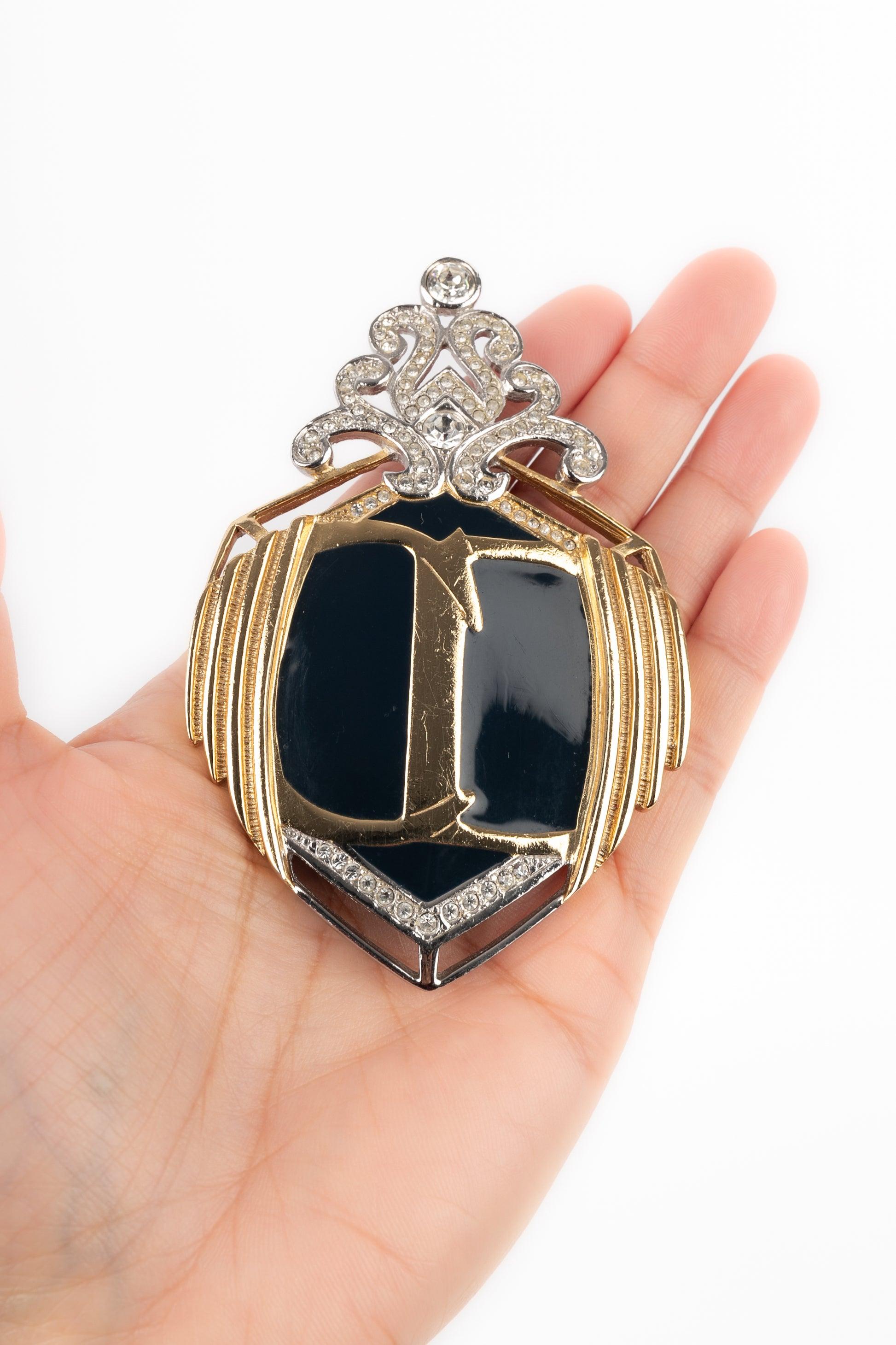 Dior - (Made in France) Silvery and golden metal brooch with enamel and rhinestones.

Additional information:
Condition: Very good condition
Dimensions: Height: 9.5 cm

Seller Reference: BR204