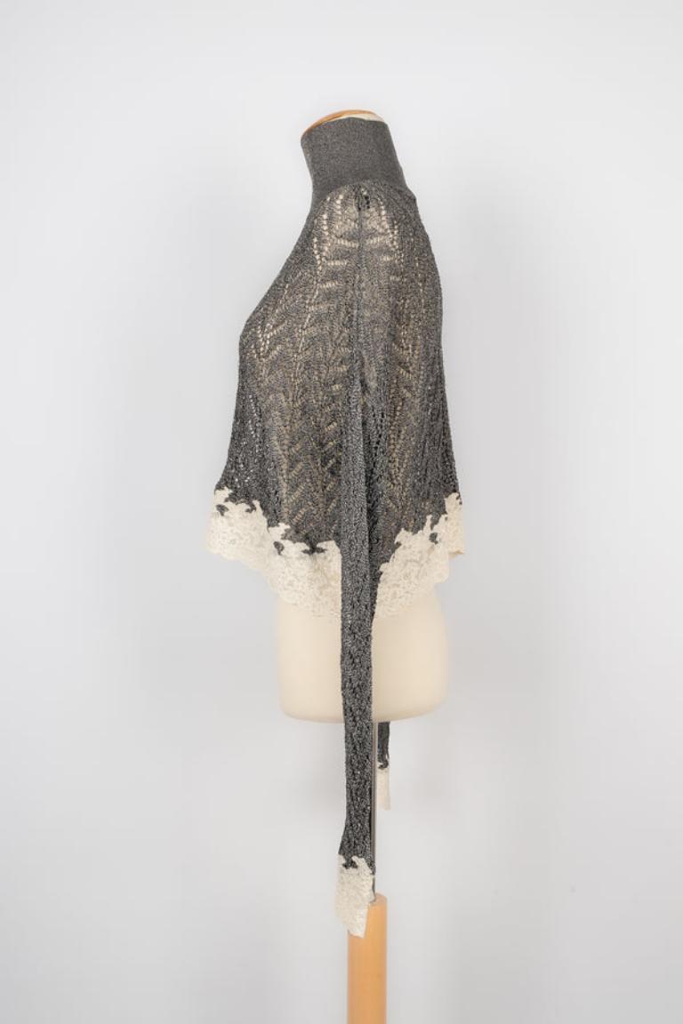 Dior - (Made in Italy) Silvery and grey lurex mesh top edged with white lace. S size indicated.

Additional information:
Condition: Good condition
Dimensions: Shoulder width: 70 cm - Chest: 70 cm - Sleeve length: 69 cm - Length: 48 cm

Seller
