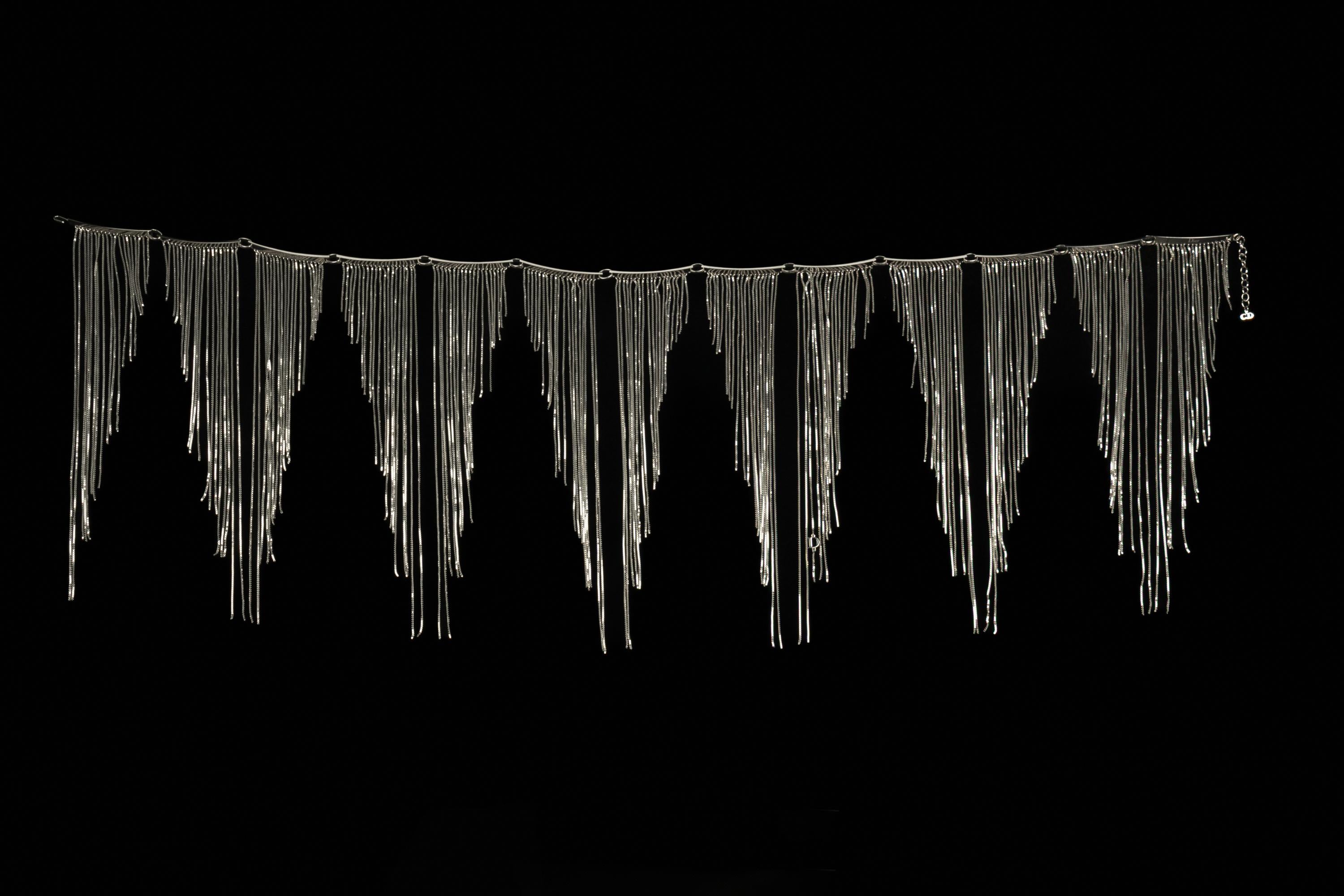 DIOR - Cintura in metallo argentato ornata da frange di catene argentate.

Condizioni:
Ottime condizioni

Dimensioni:
Lunghezza: da 85 a 90 cm

SKU:ACC54