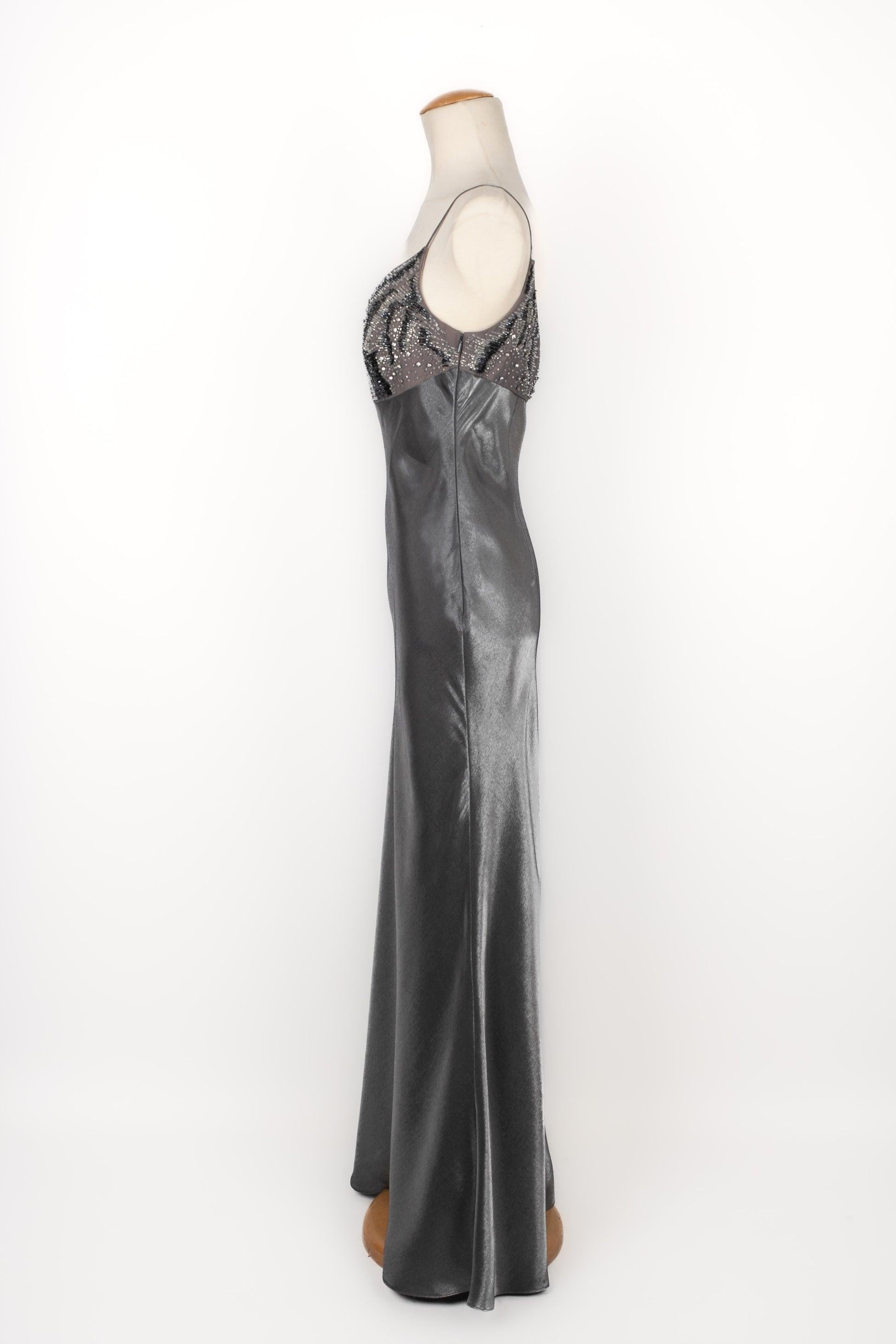 Dior - (Made in France) Silvery grey satin dress, chest entirely embroidered with pearls. Size 38FR indicated.

Additional information:
Condition: Very good condition
Dimensions: Chest: 42 cm - Waist: 38 cm - Hips: 44 cm - Length: 143 cm

Seller