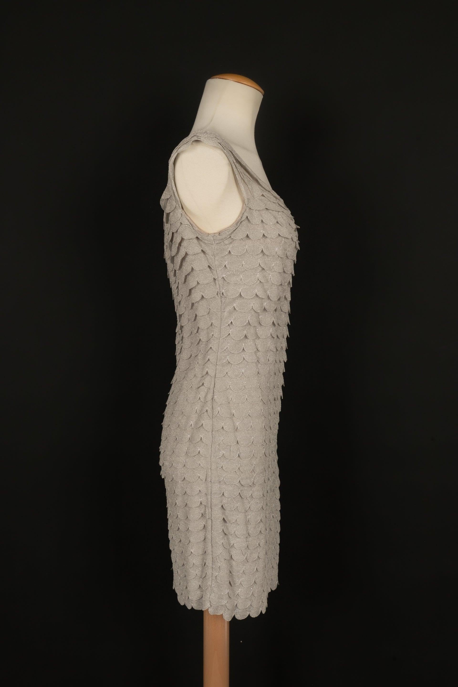 Dior - (Made in France) Kurzes, ärmelloses Kleid aus silbernem Lurexgarn. Angegebene Größe 40FR.

Zusätzliche Informationen:
Zustand: Sehr guter Zustand
Abmessungen: Brustkorb: 43 cm - 
Taille: 36 cm - 
Hüften: 44 cm - 
Länge: 87 cm

Referenz des