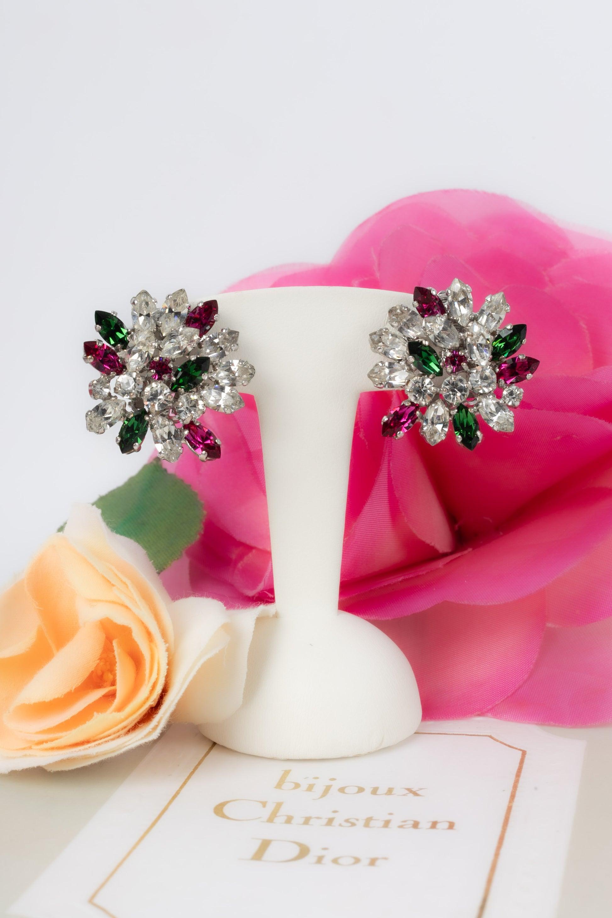 Dior - Silvery metal and rhinestone earrings. 1973 Collection.

Additional information:
Condition: Very good condition
Dimensions: Height: 2.5 cm

Seller Reference: BO205