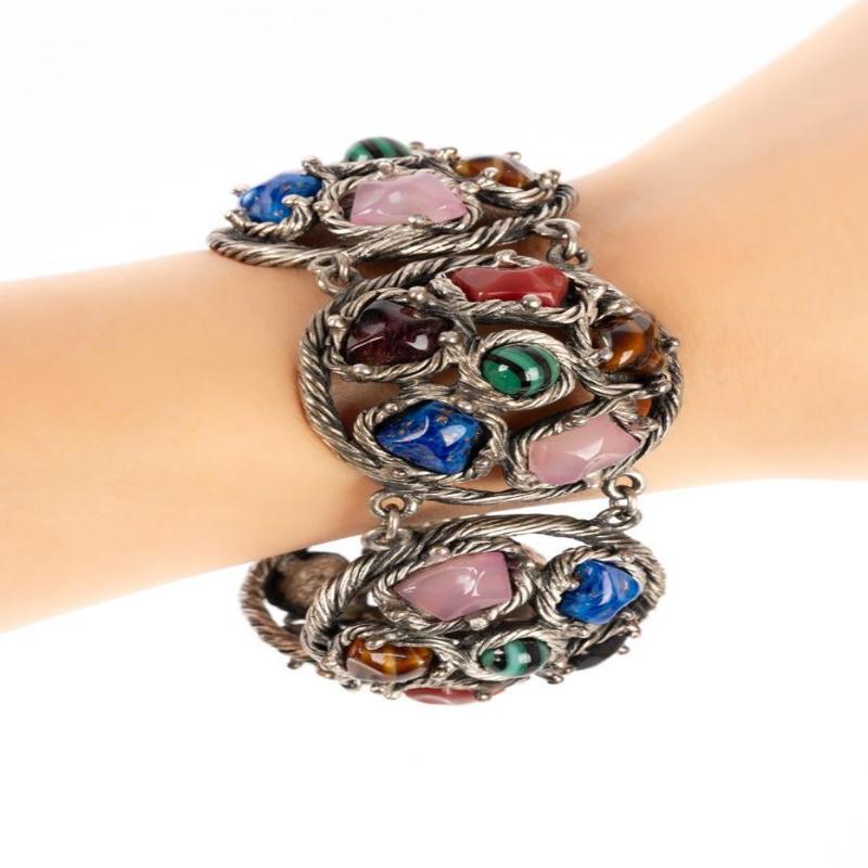 DIOR - Silvery metal bracelet with glass paste stone, malachite stones, rose quartz, cat's eye stone, coral, and lapis lazuli. A 1990 Collection.

Additional information:
Condition: Very good condition
Dimensions: Length: 20 cm
Period: 20th