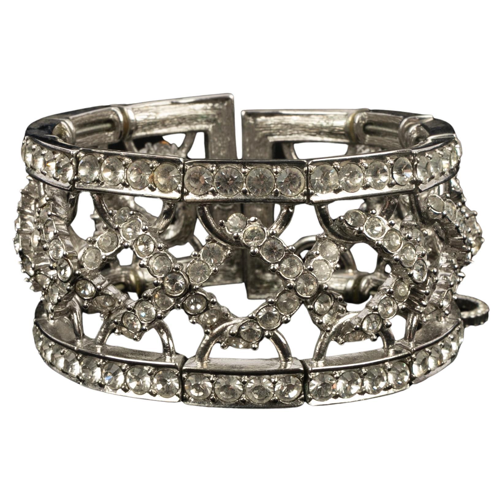DIOR - (Made in France) Bracciale in metallo argentato con strass. Una collezione del 2000 sotto la direzione artistica di John Galliano.

Condizioni:
Ottime condizioni

Dimensioni:
Lunghezza: 15,5 cm

SKU:BRA26