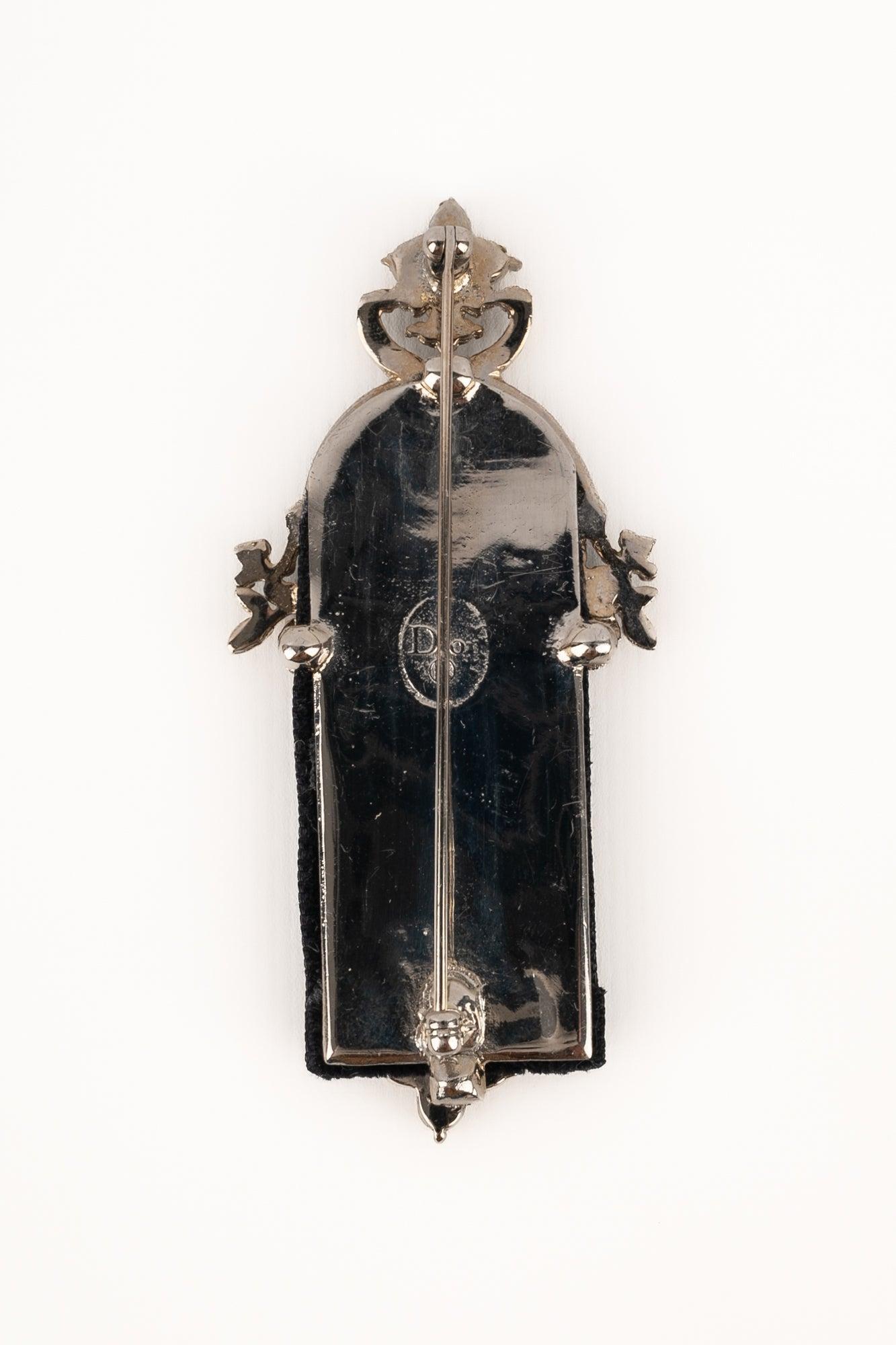 DIOR - Silvery metal brooch with rhinestones and black velvet. Circa 2000, under the artistic direction of John Galliano.

Additional information:
Condition: Very good condition
Dimensions: Height: 8.5 cm

SKU:BR27