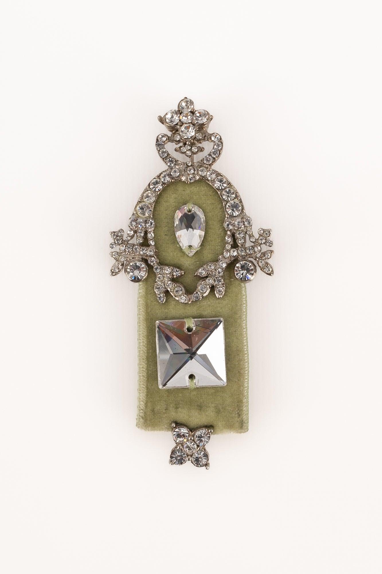 DIOR - Brosche aus silbernem Metall mit Strasssteinen und grünem Samt. 2000 circa Collection, unter der künstlerischen Leitung von John Galliano.

Zusätzliche Informationen:
Zustand: Sehr guter Zustand
Abmessungen: Höhe: 8,5 cm

SKU:BR23
