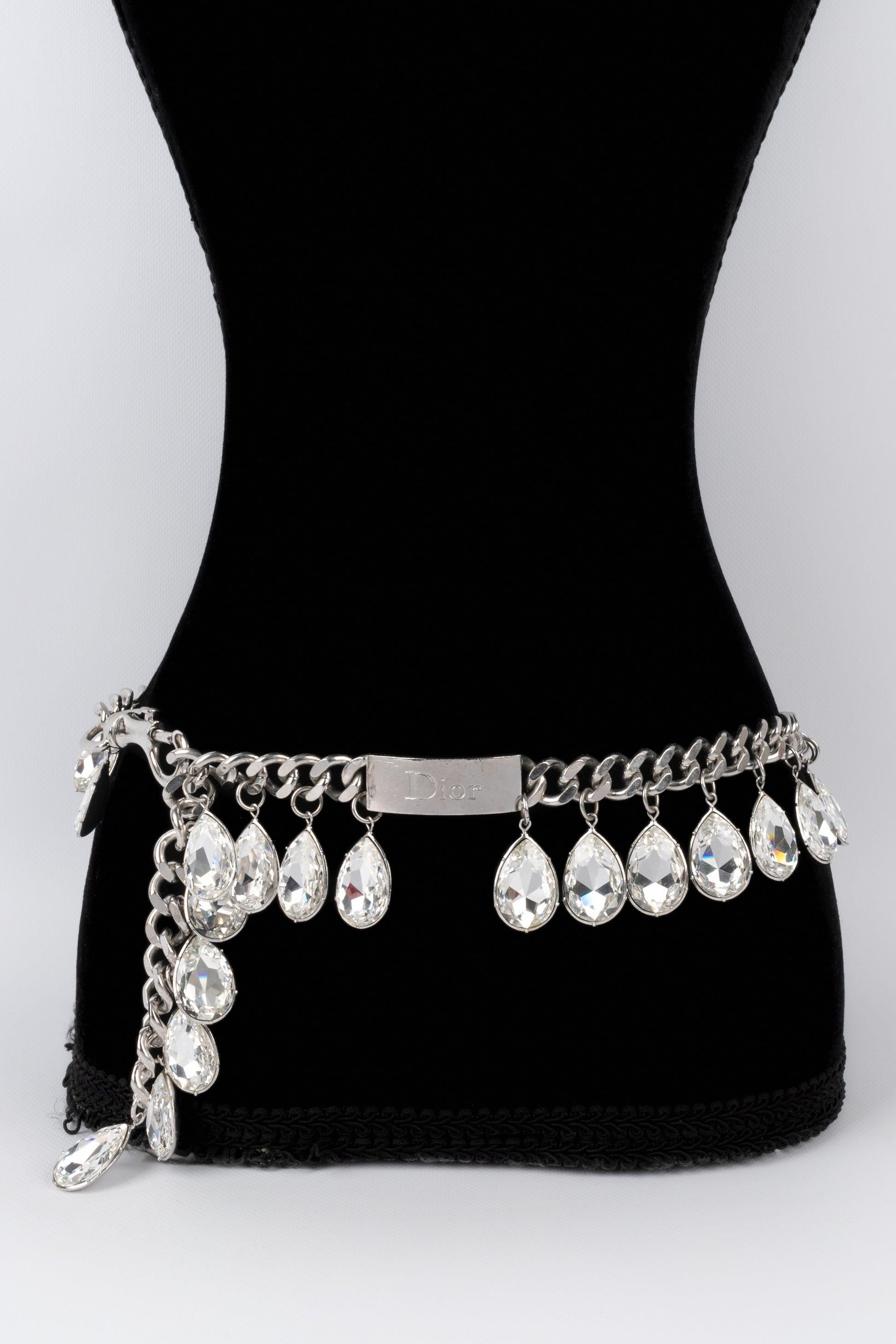 Dior - Silvery metal chain belt ornamented with impressive rhinestone drops. 2004 Fall-Winter Ready-to-Wear Collection under the artistic direction of John Galliano.

Additional information:
Condition: Very good condition
Dimensions: Length: 90