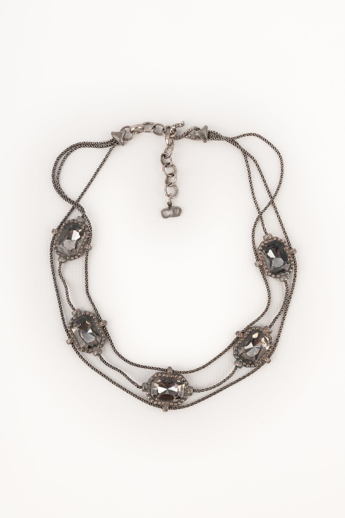DIOR - (Made in France) Collana girocollo in metallo argentato con strass.

Informazioni aggiuntive:
Condizioni: Buone condizioni
Dimensioni: Lunghezza: da 33 a 38 cm

SKU:BC189
