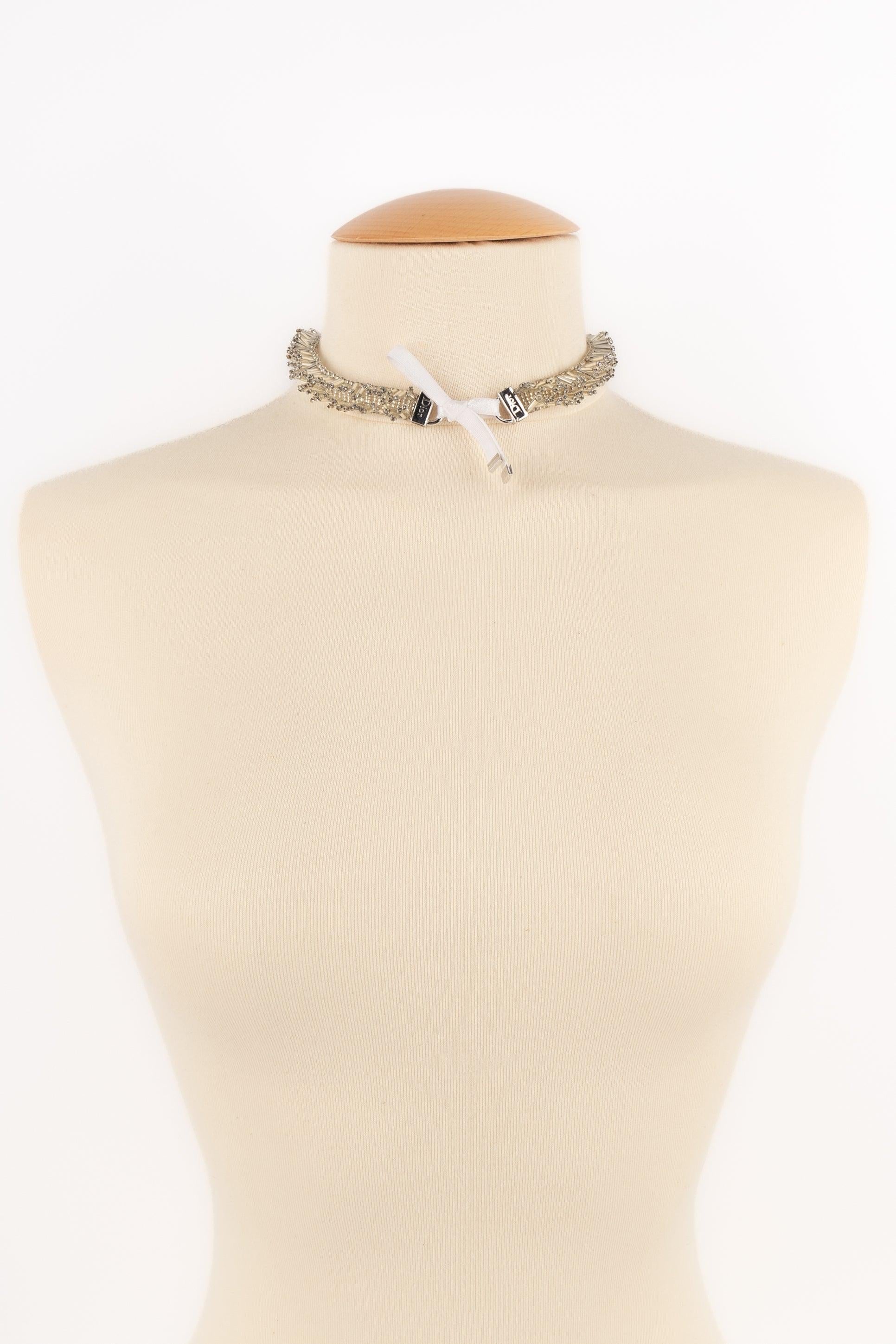 DIOR - (Made in France) Collana girocollo in metallo argentato con perle trasparenti.

Informazioni aggiuntive:
Condizioni: Ottime condizioni
Dimensioni: Lunghezza: da 32 cm a 38 cm

SKU:BC222