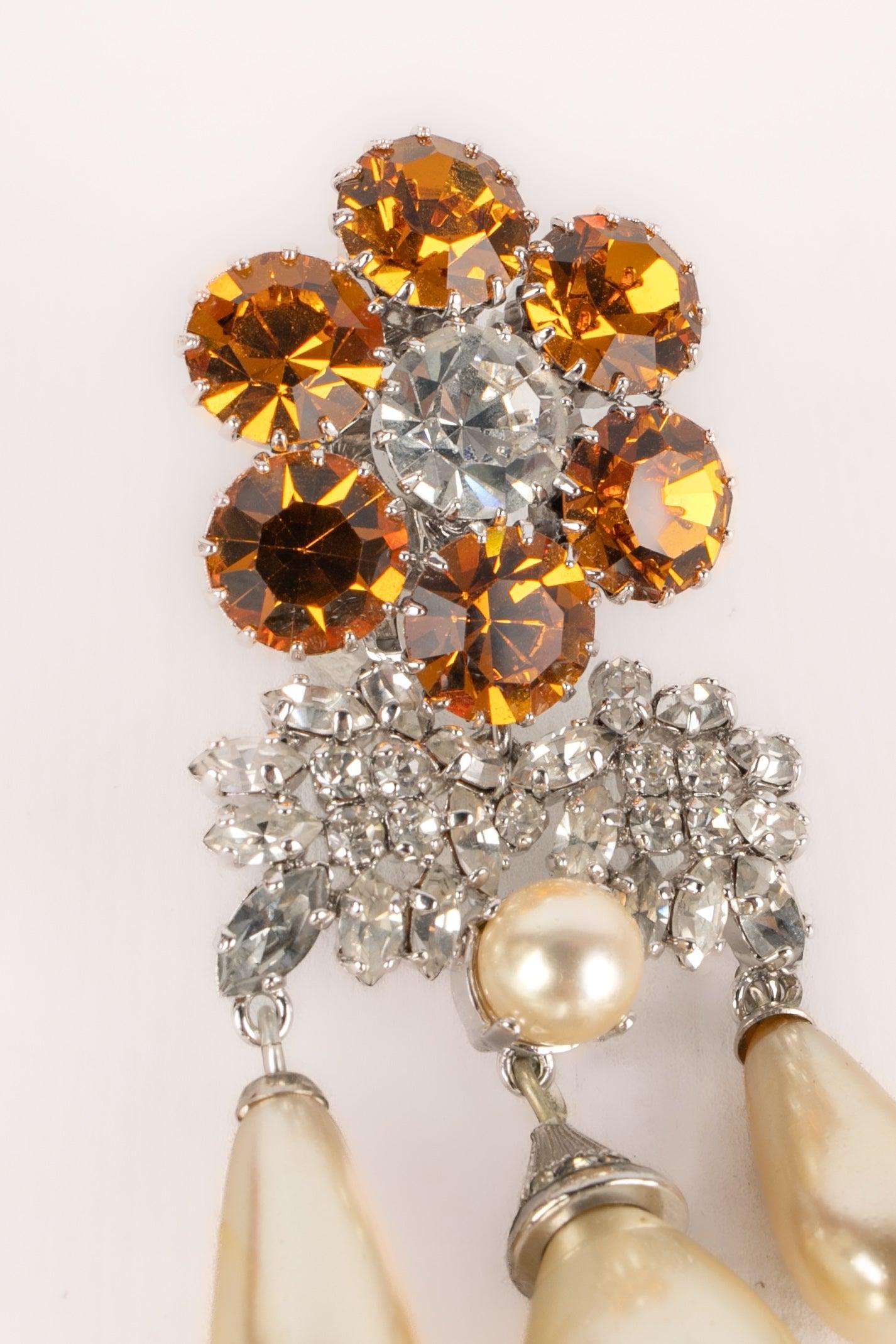 DIOR - Silvery metal clip-on earrings set with rhinestones and tied with pearly drops

Additional information:
Condition: Very good condition
Dimensions: Height: 8 cm

Seller Reference: BO92
