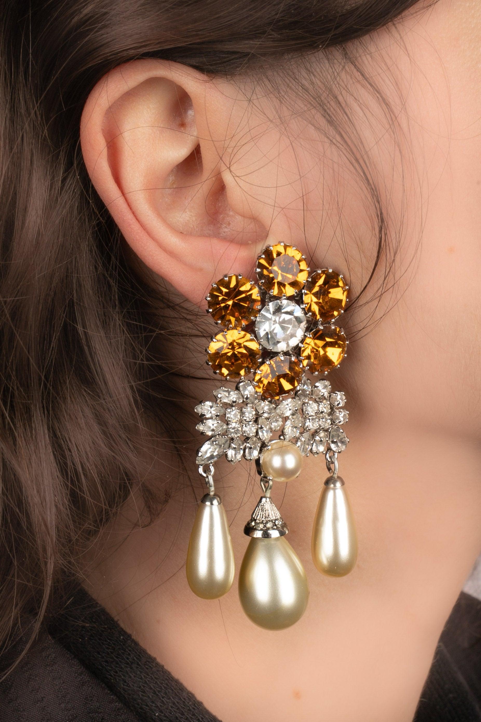 Christian Dior Silvery Metal Clip-on Earrings with Rhinestones For Sale 4