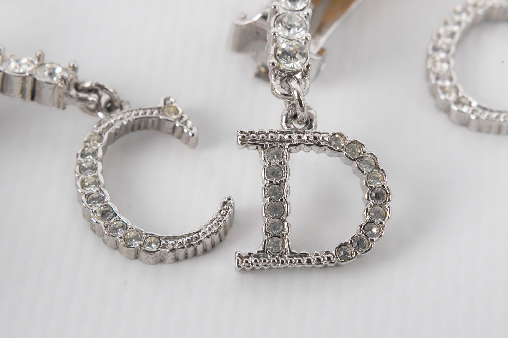 Christian Dior Silberne Metall-Ohrringe mit Swarovski-Strasssteinen im Zustand „Hervorragend“ im Angebot in SAINT-OUEN-SUR-SEINE, FR