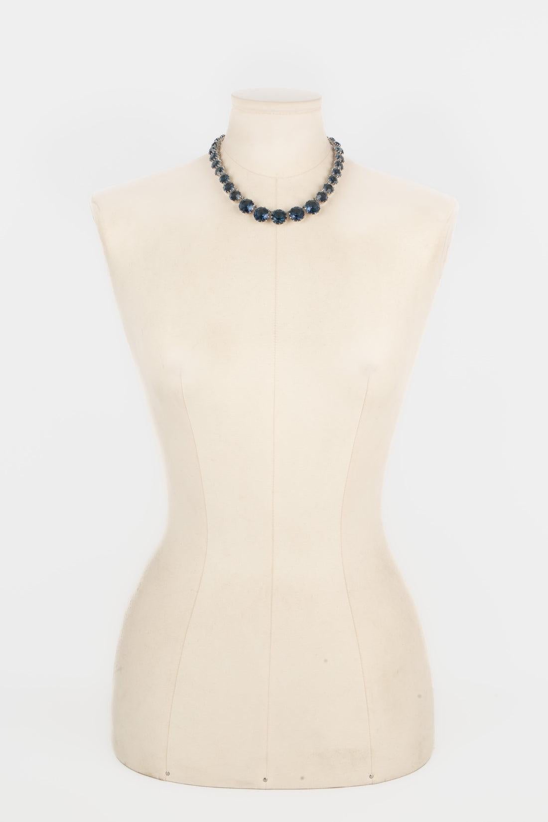 Dior - Collana in metallo argentato con strass blu. Collezione 1962 di Marc Bohan.

Informazioni aggiuntive:
Condizioni: Ottime condizioni
Dimensioni: Lunghezza: 40 cm
Periodo: 20° secolo

Riferimento del venditore: BC218