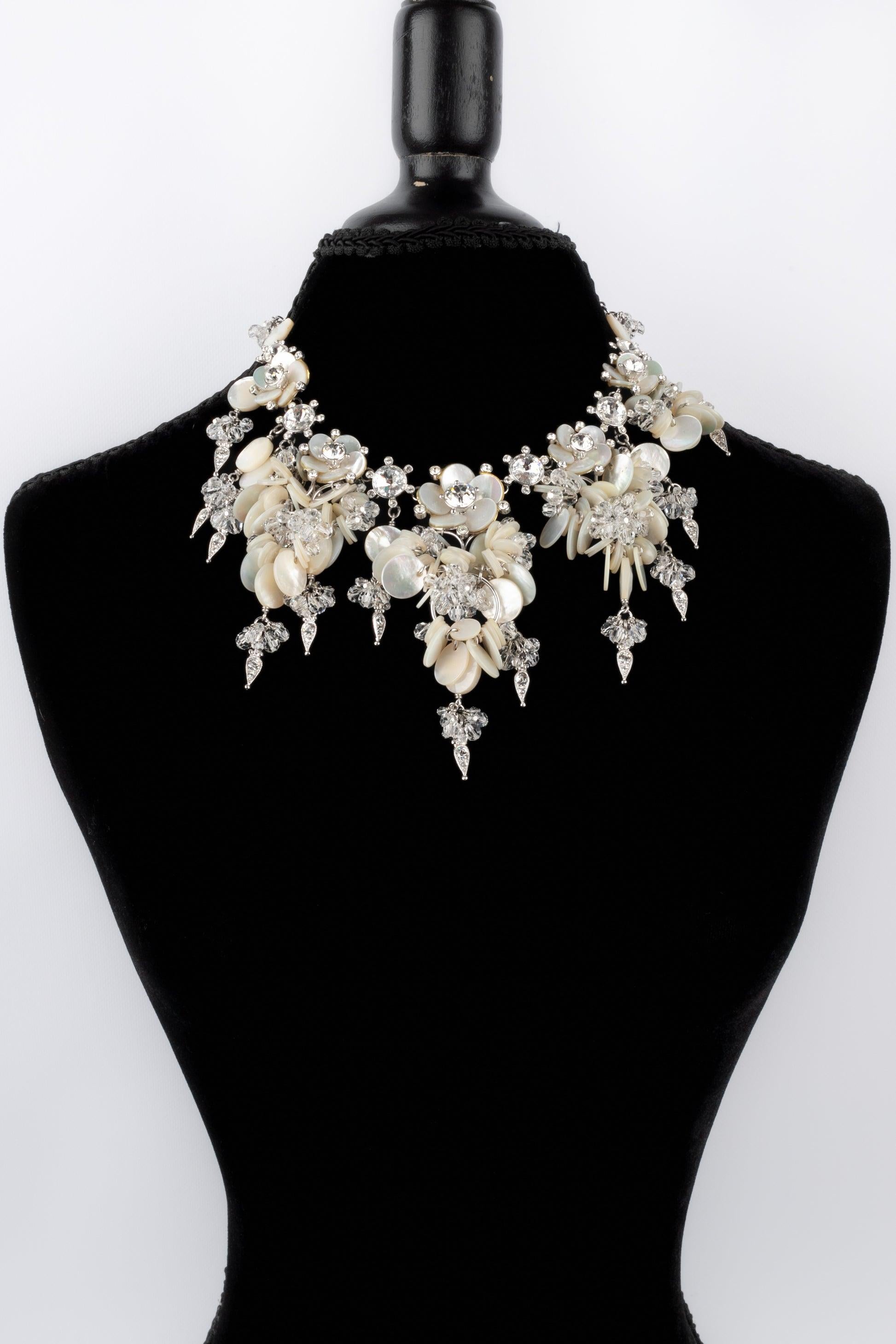 Dior - Silvery metal necklace ornamented with rhinestone and costume pearl pastilles.
Collection Automne-Hiver 2005 sous la direction de John Galliano.

Additional information:
Condition: Very good condition
Dimensions: Length: from 34 cm to 43
