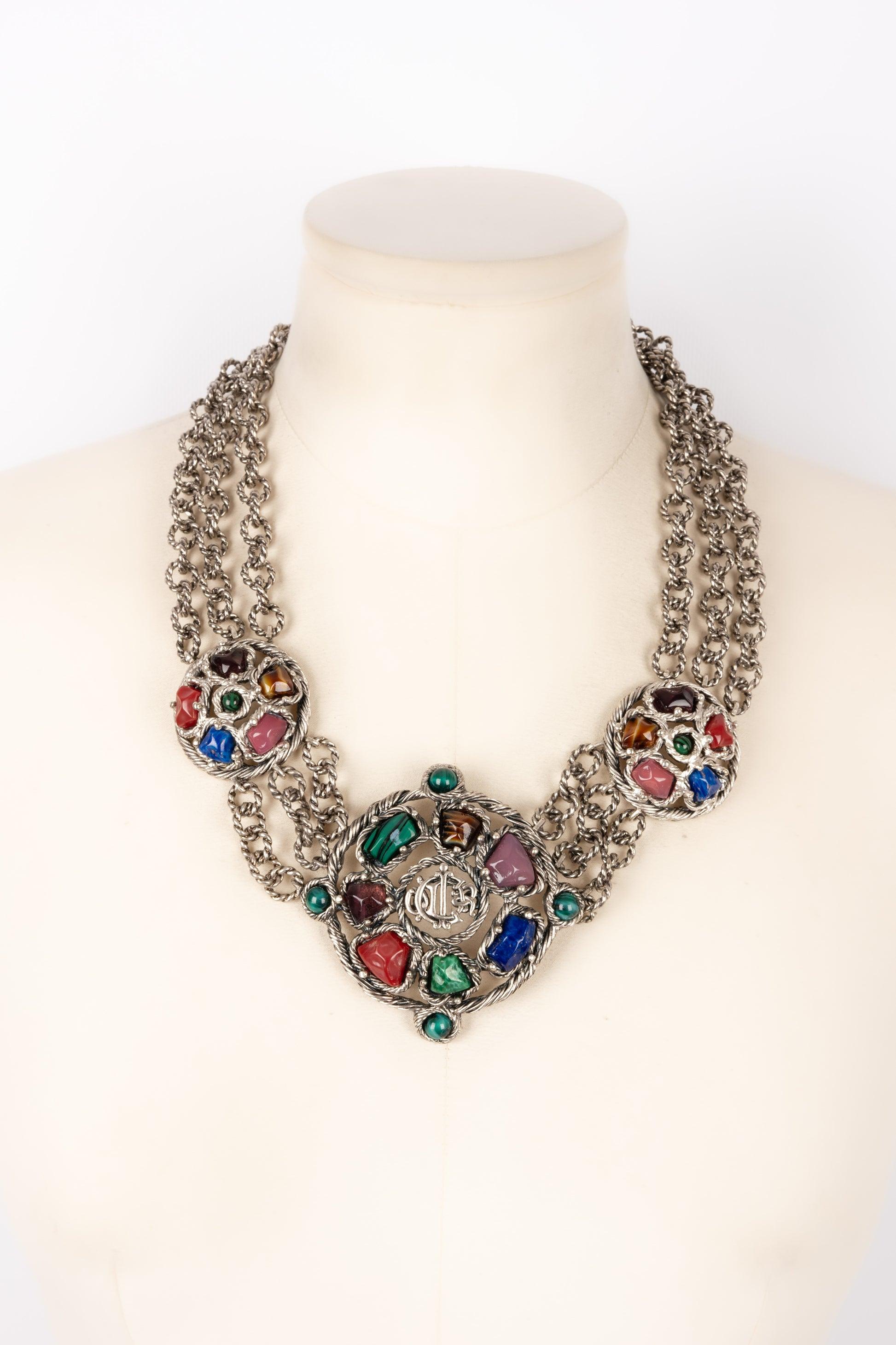 DIOR - Silvery metal necklace with glass paste cabochons, malachite stones, rose quartz, cat's eye stone, coral, and lapis lazuli. A 1990 Collection.

Additional information:
Condition: Very good condition
Dimensions: Length: 52 cm
Period: 20th