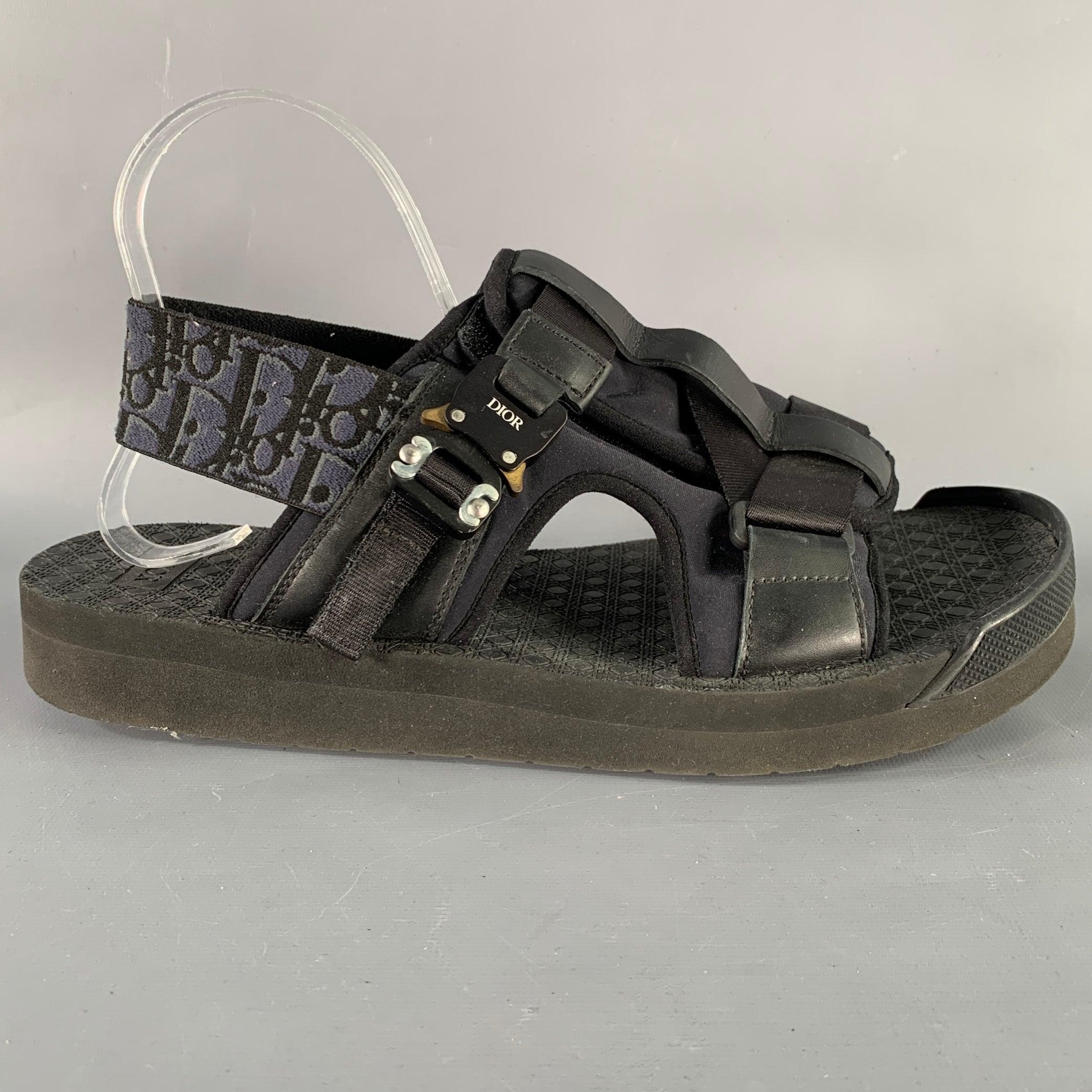 CHRISTIAN DIOR Sandalen
aus schwarzem Nylon mit DIOR Monogrammband, sich kreuzenden Riemen aus Canvas und Schnallenverschluss. Sehr guter gebrauchter Zustand. 

Markiert:   19A LS 44Außensohle: 11,5 x 4,5 Zoll 
  
  
 
Sui Generis-Referenz: