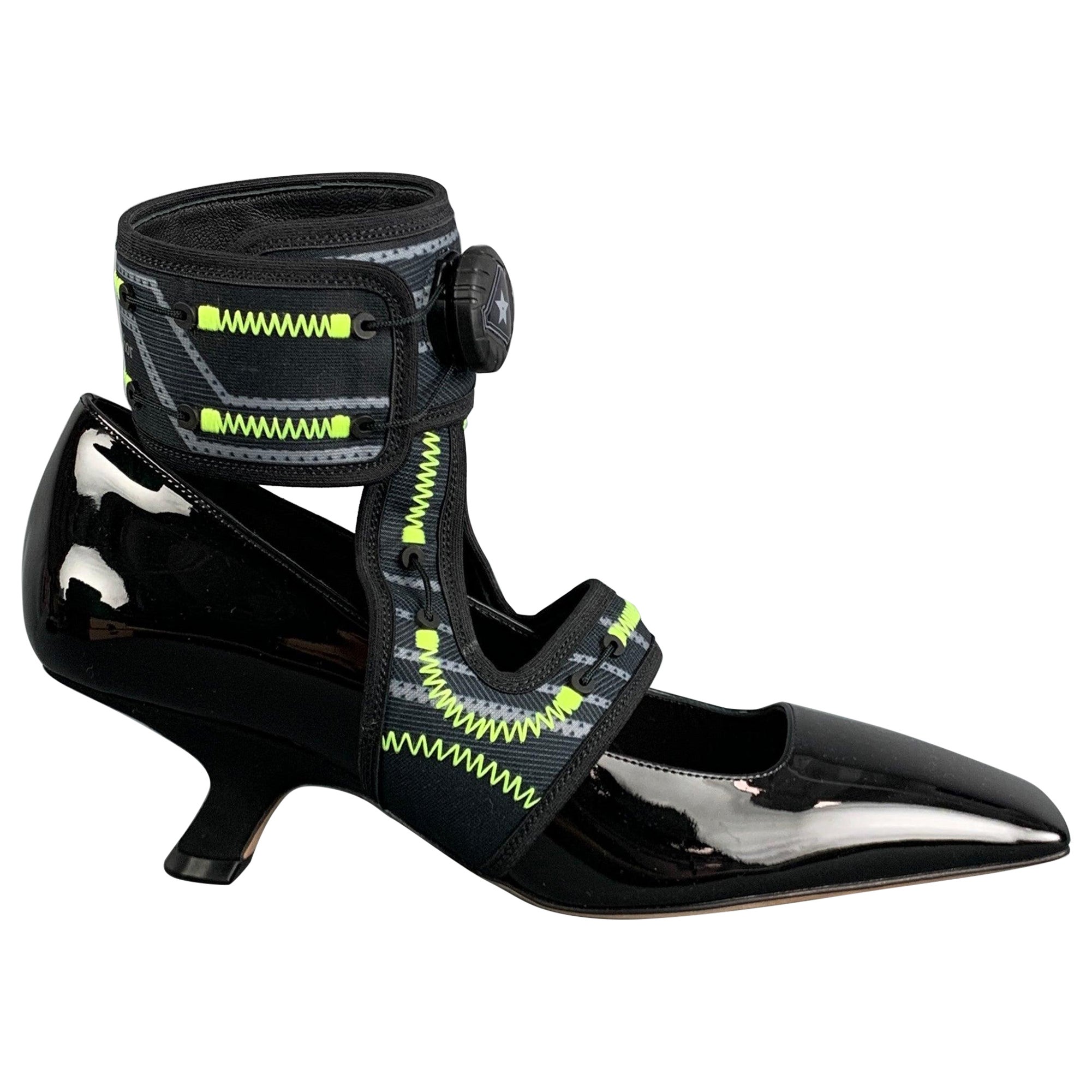 CHRISTIAN DIOR Größe 7 Schwarz Gelb Lackleder Quadratische Zehenpumps im Angebot