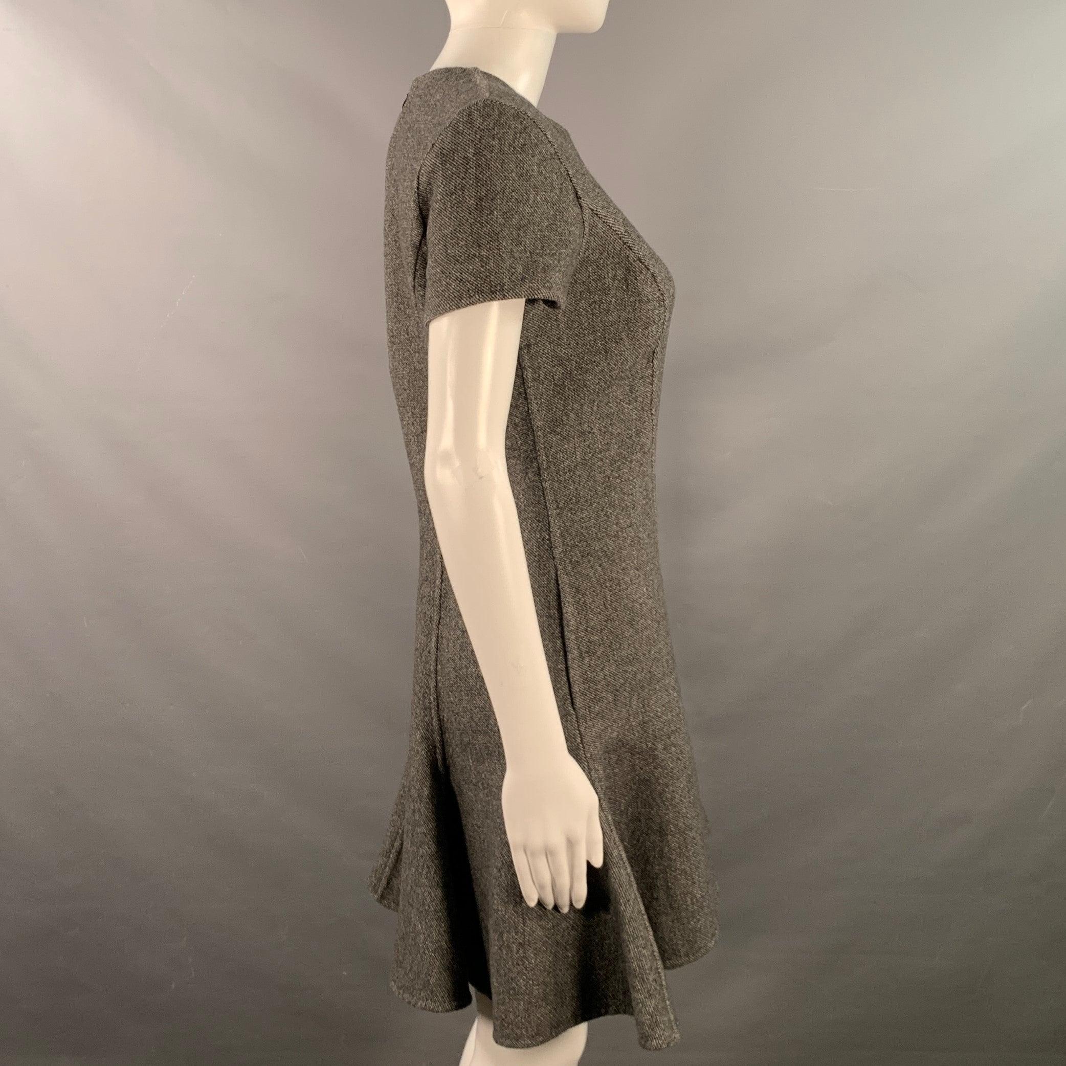 Robe CHRISTIAN DIOR PARIS
en laine texturée grise et noire, manches courtes, jupe tulipe longueur genou, fermeture à glissière invisible au dos. Fabriqué en Italie. Excellent état. 

Marqué :   FR 40 

Mesures : 
 
Épaule : 14 pouces Buste : 34
