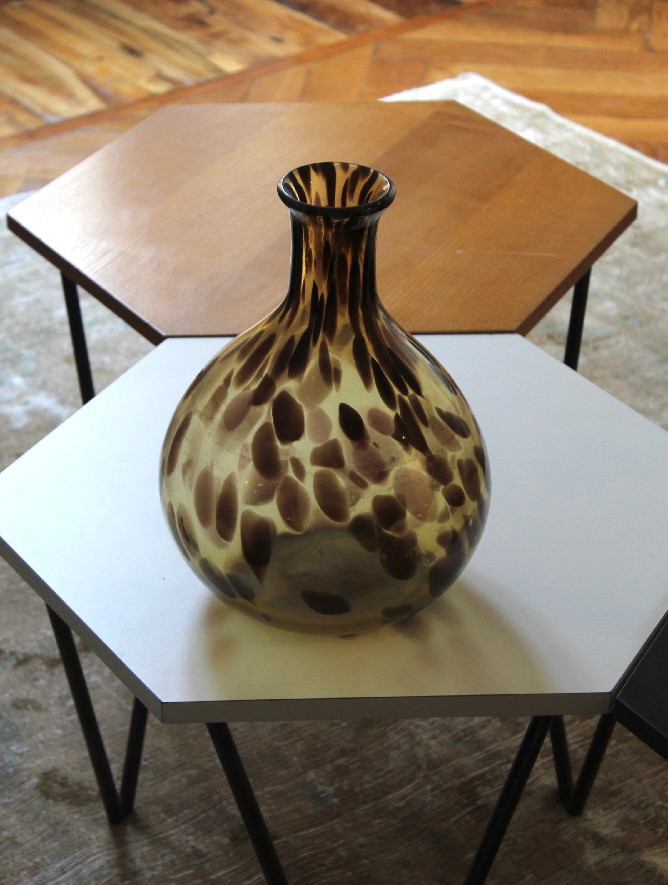 Un grand vase en verre soufflé de Murano, conçu par Christian Dior et produit en Italie, vers les années 1960.