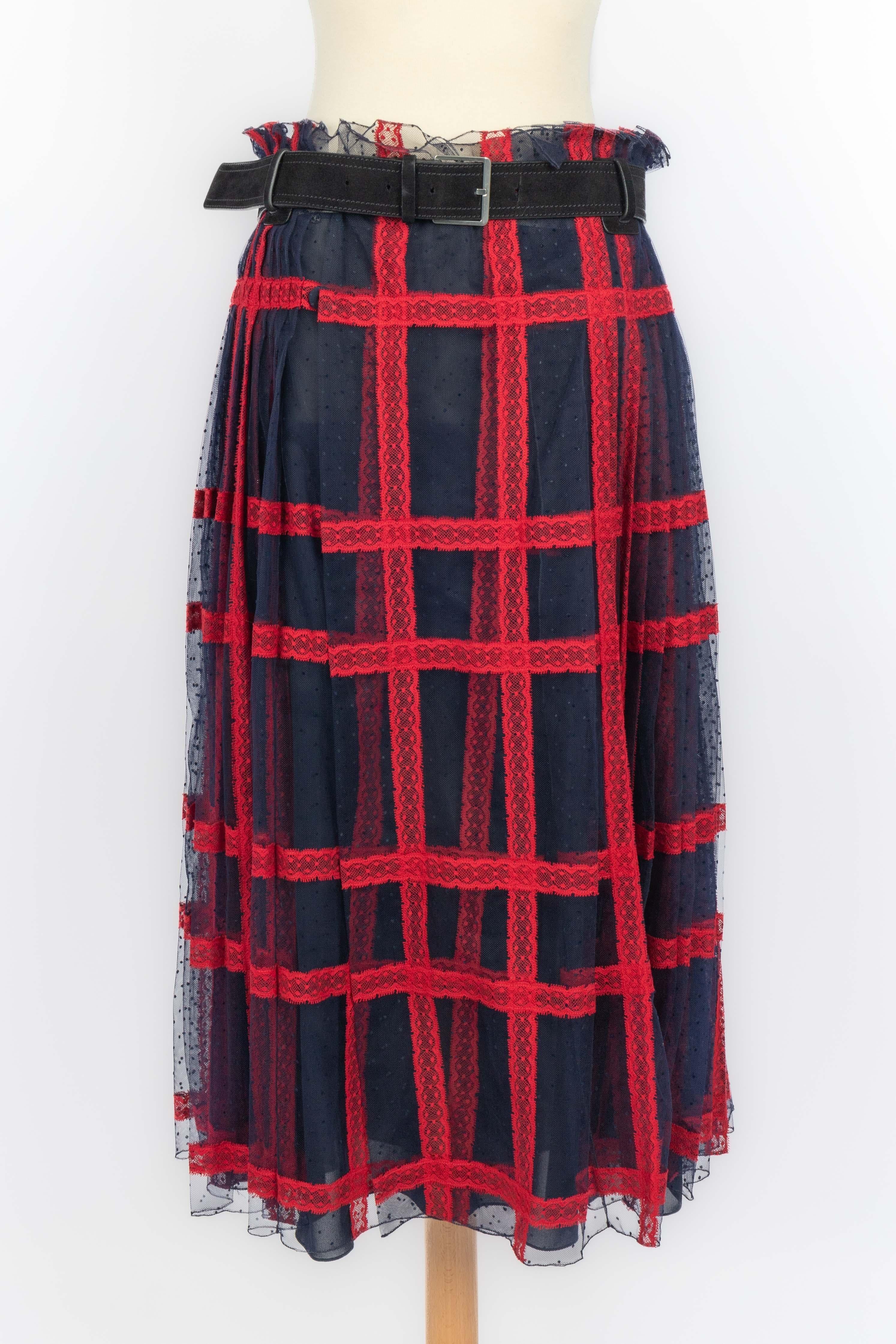 DIOR - (Fabriqué en Italie) Jupe en tulle à pois bleu marine avec dentelle rouge. Ceinture en cuir noir. Taille 36FR indiquée.

Condit :
Très bon état.

Dimensions :
Taille : 40 cm - Longueur : 80 cm

SKU:FJ162