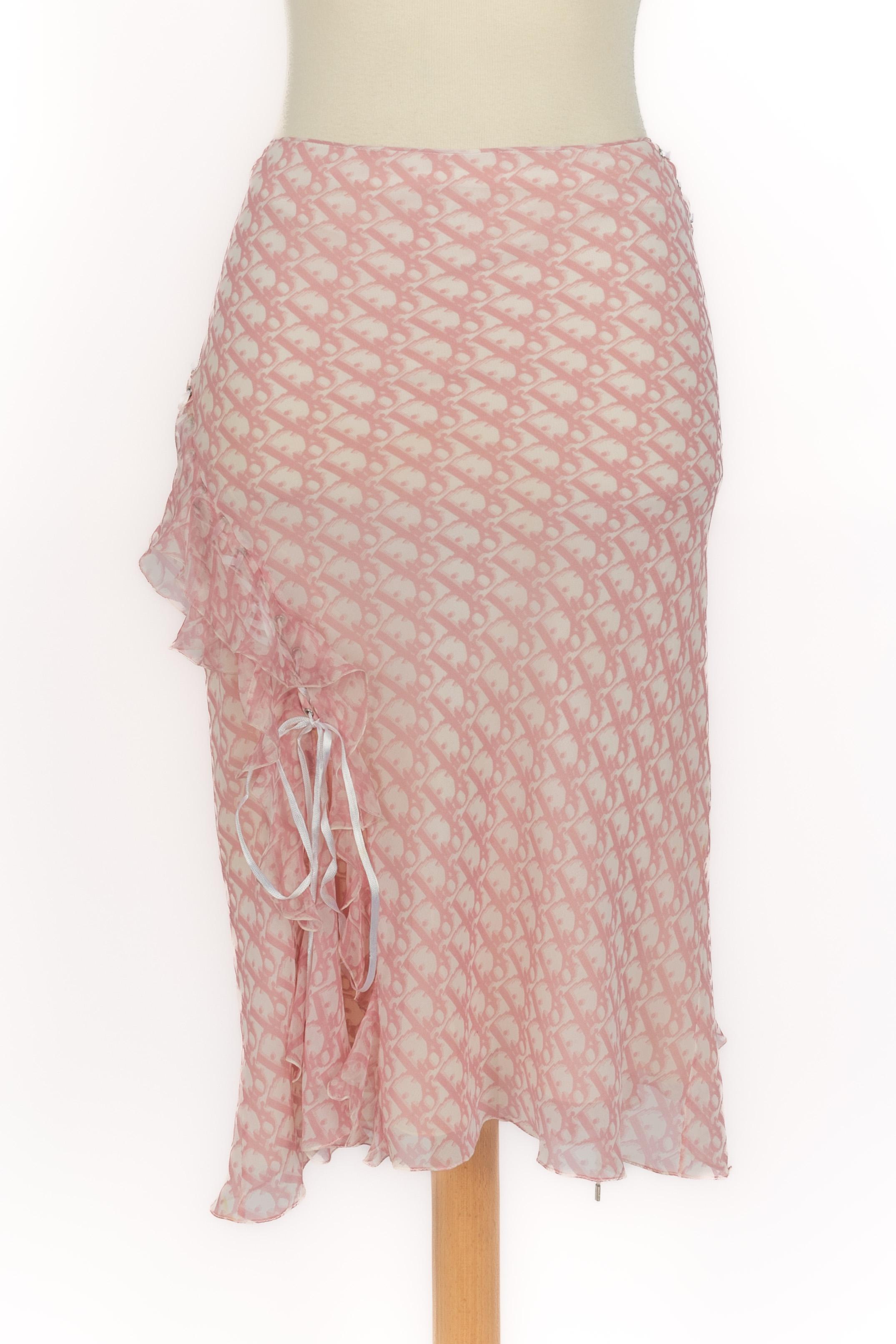 DIOR - (Made in France) Mittellanger Seidenrock mit rosa Monogramm auf weißem Grund und korsettartiger Schnürung. Größe 42FR angegeben. Spring-Summer Collection 2004 unter der künstlerischen Leitung von John Galliano.

Bedingung:
Guter