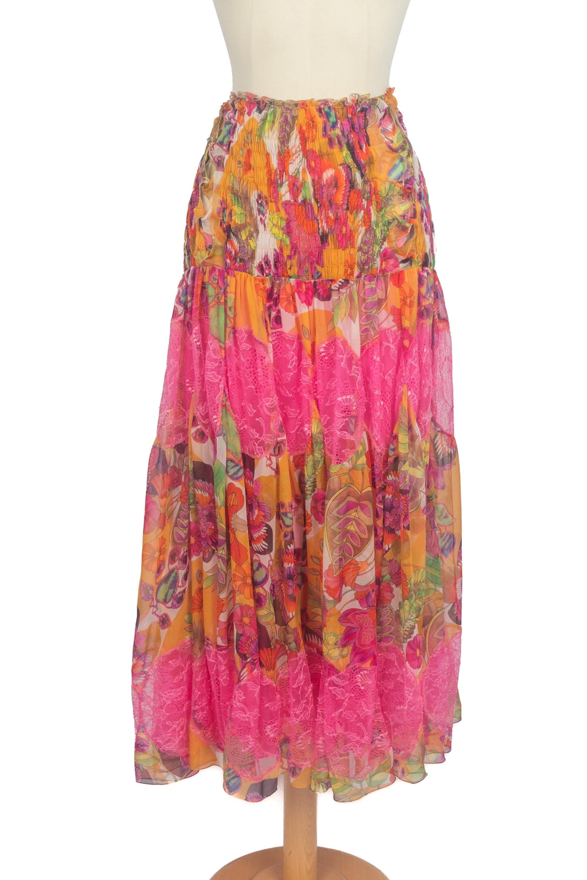 DIOR - Falda de muselina de seda con estampado de flores en tonos rosa, verde y amarillo, y con encaje rosa. No se indica la talla, se ajusta a una 38FR/40FR. Colección Primavera-Verano 2005 bajo la dirección artística de John Galliano.

Estado:
Muy
