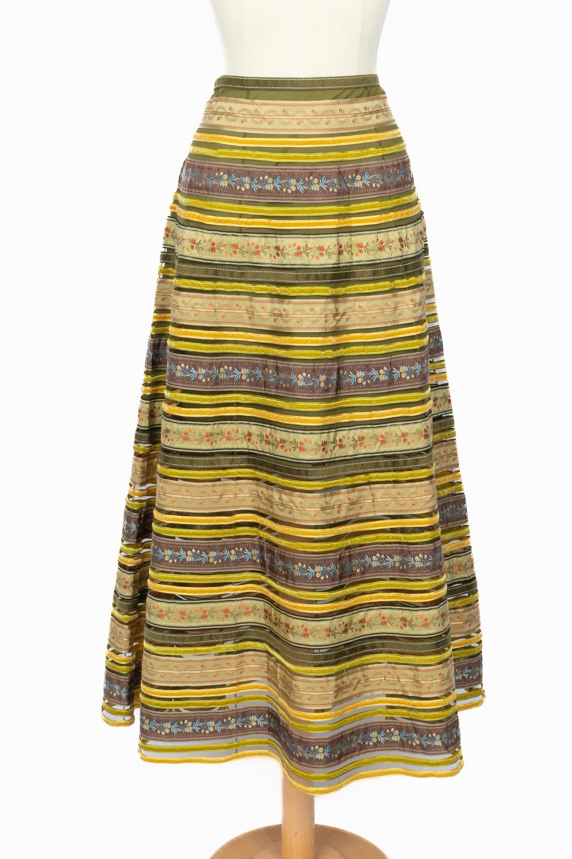 DIOR - (Made in France) Falda de tul verde y muselina de seda con cintas de terciopelo. Talla 42FR indicada. Colección Otoño-Invierno 2001 bajo la dirección artística de John Galliano.

Estado:
Muy buen estado

Dimensiones:
Cintura: 39 cm - Largo: