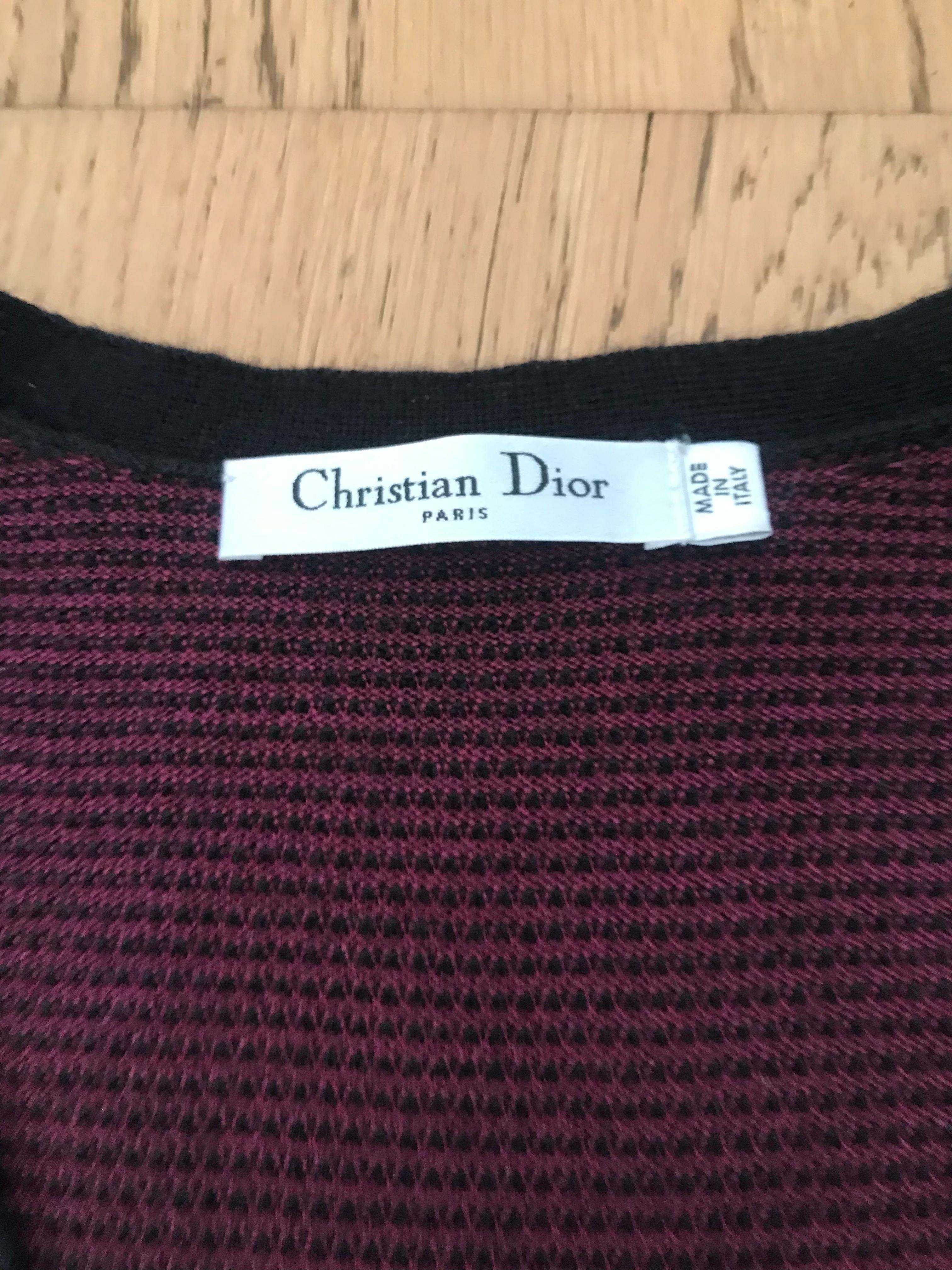 Gilet sans manche en cachemire et soie de Dior. Taille 40. Très bon état. Noir sur fond violet.