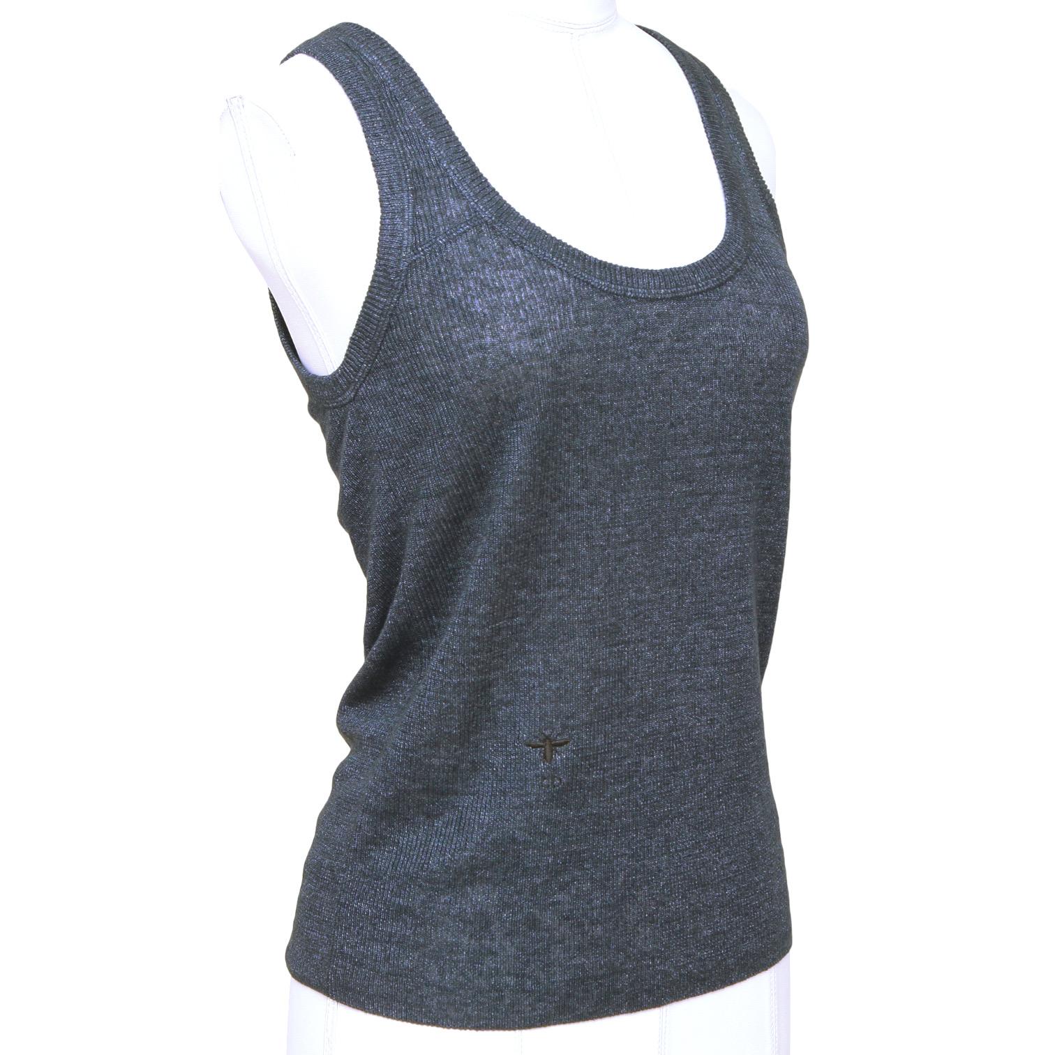 GUARANTEED AUTHENTIC CHRISTIAN DIOR NAVY SLEEVELESS KNIT TOP

Design:

- Scoop neck.
- Sleeveless.
- Slip on.

Size: 36

Material: 100% Chanvre

Measurements (Approximate laid flat, material has a good amount of give):
- Underarm to Underarm: 14