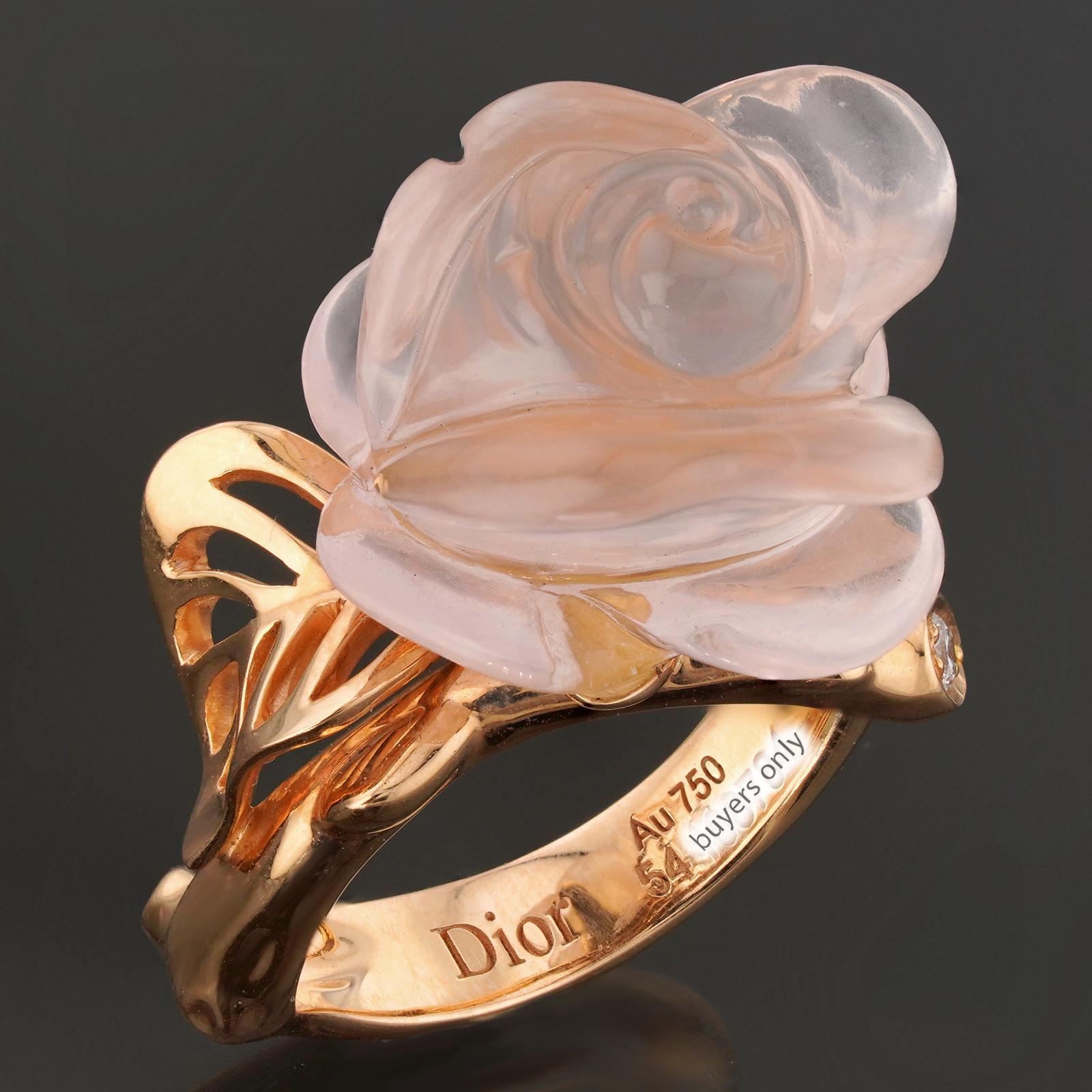 Questo splendido anello dell'iconica collezione Pre Catelan di Christian Dior è realizzato in oro giallo 18 carati e presenta un elegante fiore di rosa fatto di quarzo rosa chiaro e impreziosito da diamanti tondi brillanti E-F-G VVS1-VVS2 per un