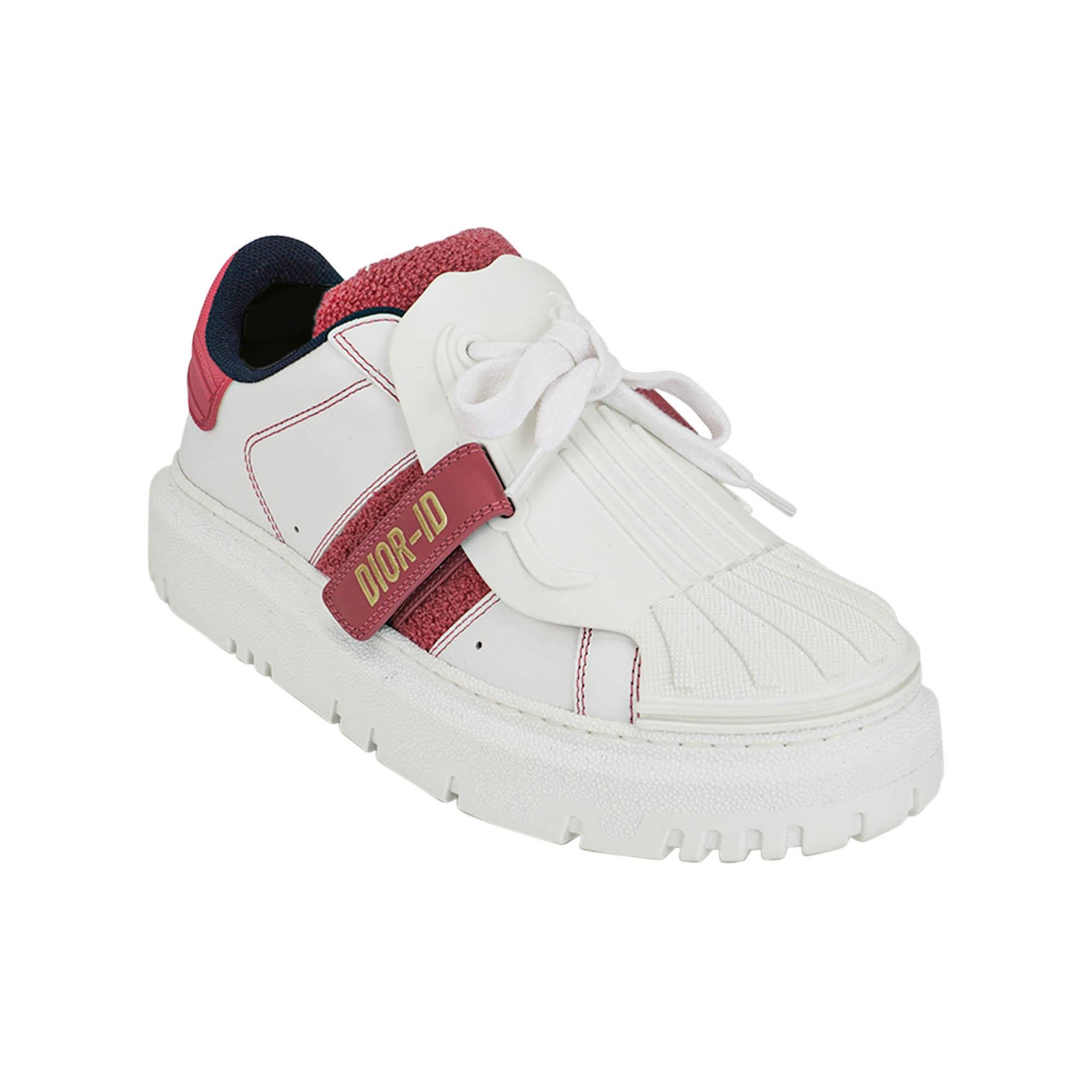Mightychic te ofrece un par de zapatillas Dior-ID de Christian Dior en color Blanco y Framboise.
La zapatilla de plataforma tiene tiradores laterales de velcro con la firma Dior-ID en tono dorado.
Christian Dior grabado en el talón.
El panel de goma